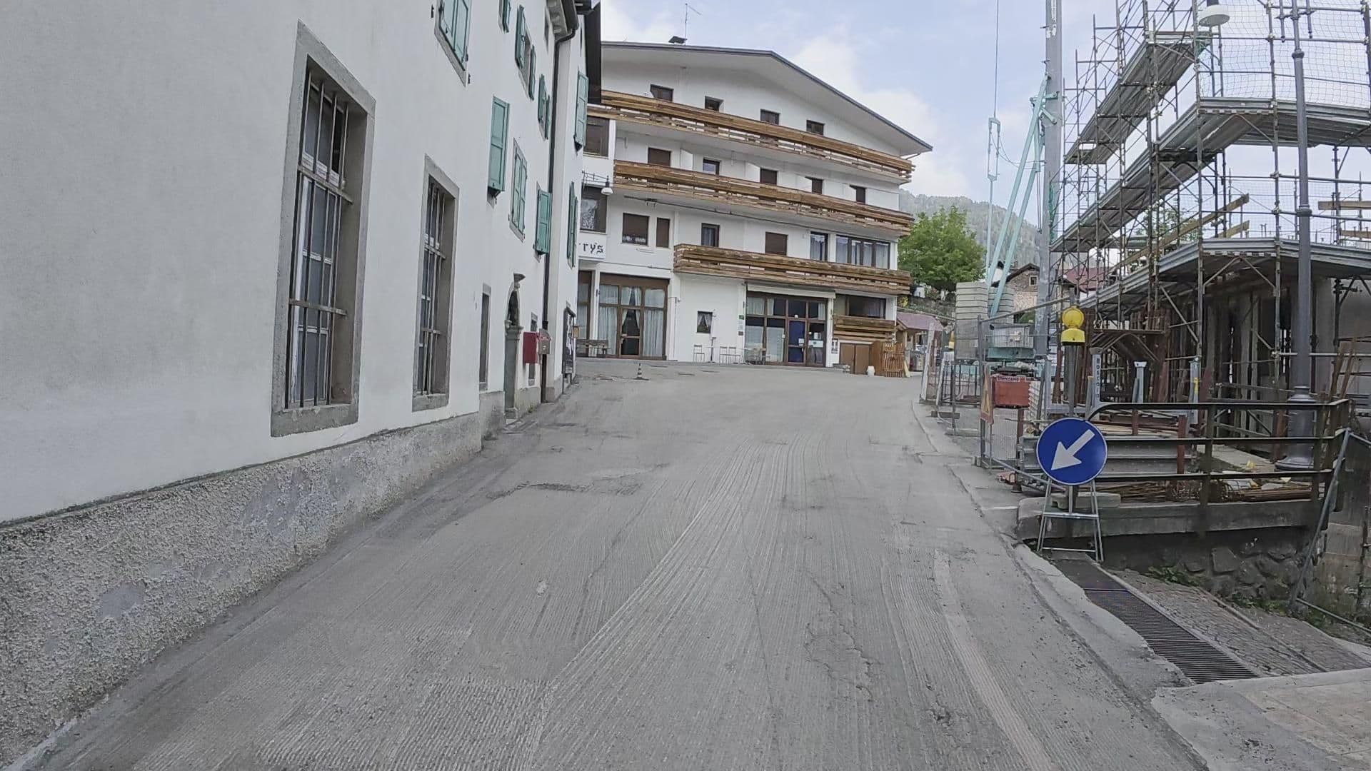 Street view near Hotel Harry's, Sutrio — © Guzzi_Franze (CC BY-SA · Mapillary)
