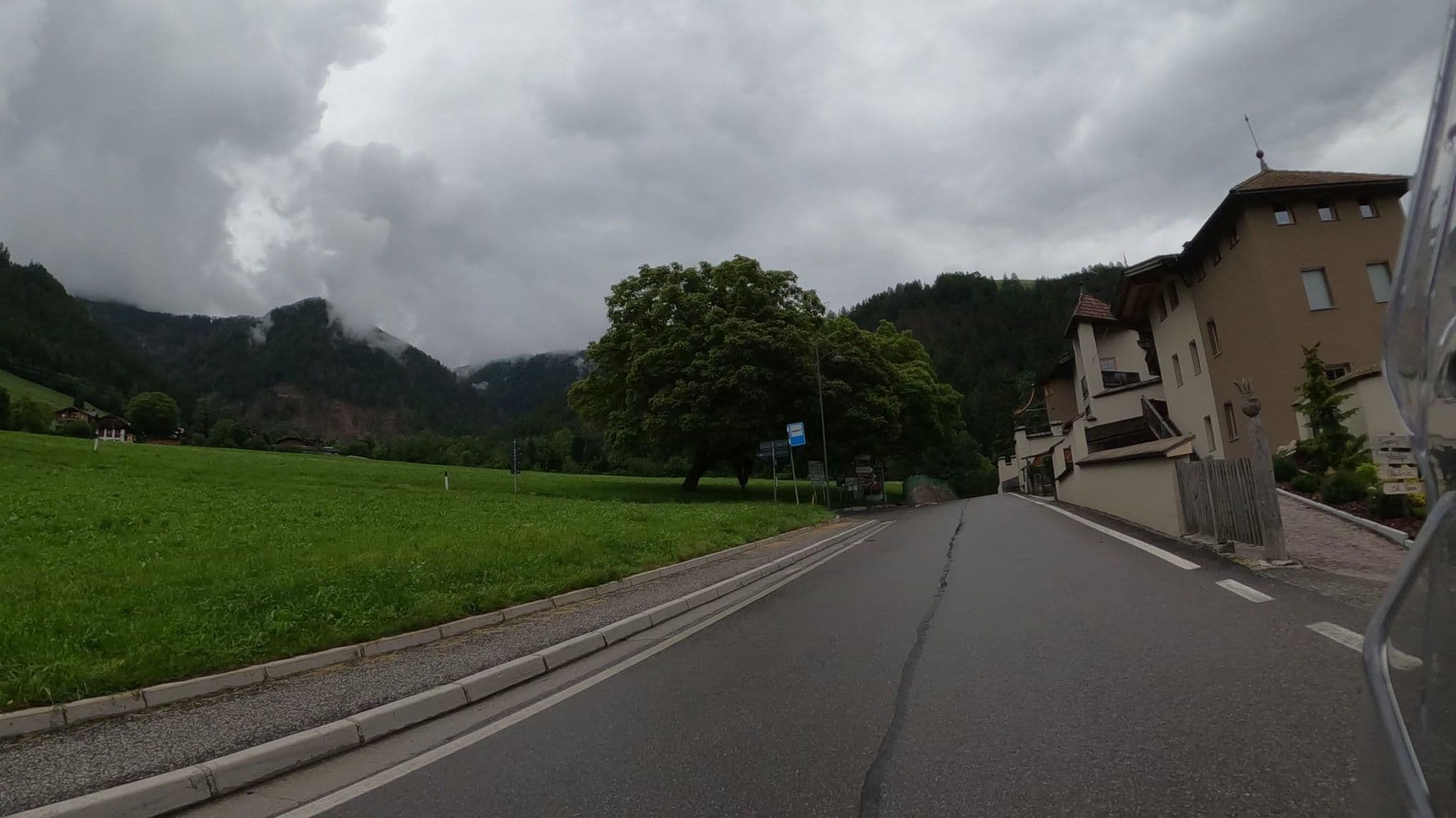 Street view near Hotel Bergschloessl, Luson - Luesen — © crami (CC BY-SA · Mapillary)