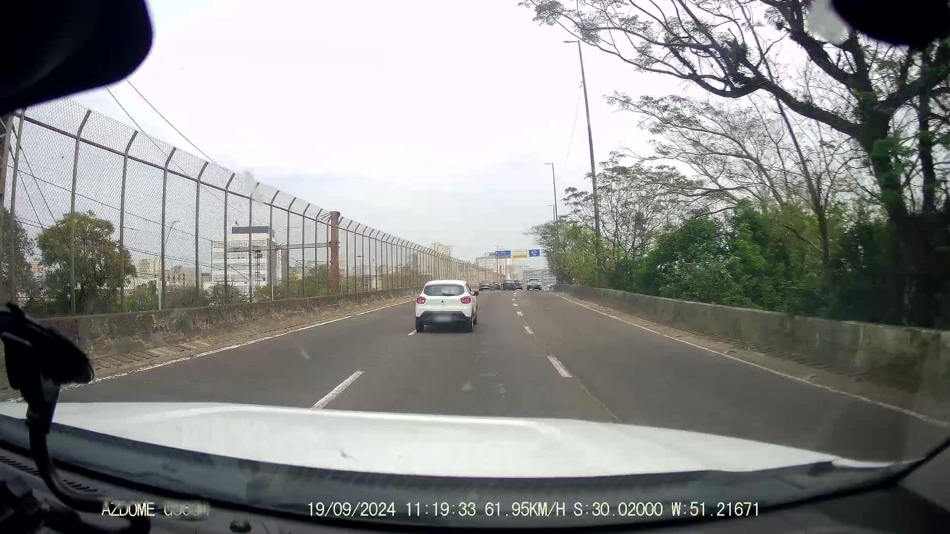 Street view near Patópolis, Porto Alegre — © jaderbavaresco (CC BY-SA · Mapillary)
