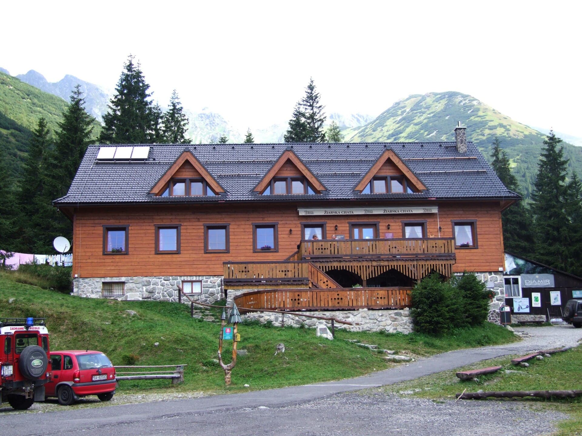 Žiarska chata (via Wikimedia Commons, CC BY-SA 4.0)