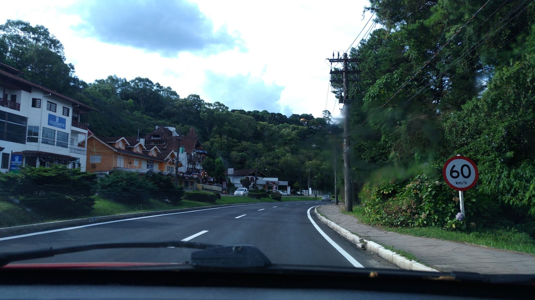 Street view near Piscina Térmica @ Hotel Laghetto Siena, Gramado — © viniciusgrassi (CC BY-SA · Mapillary)
