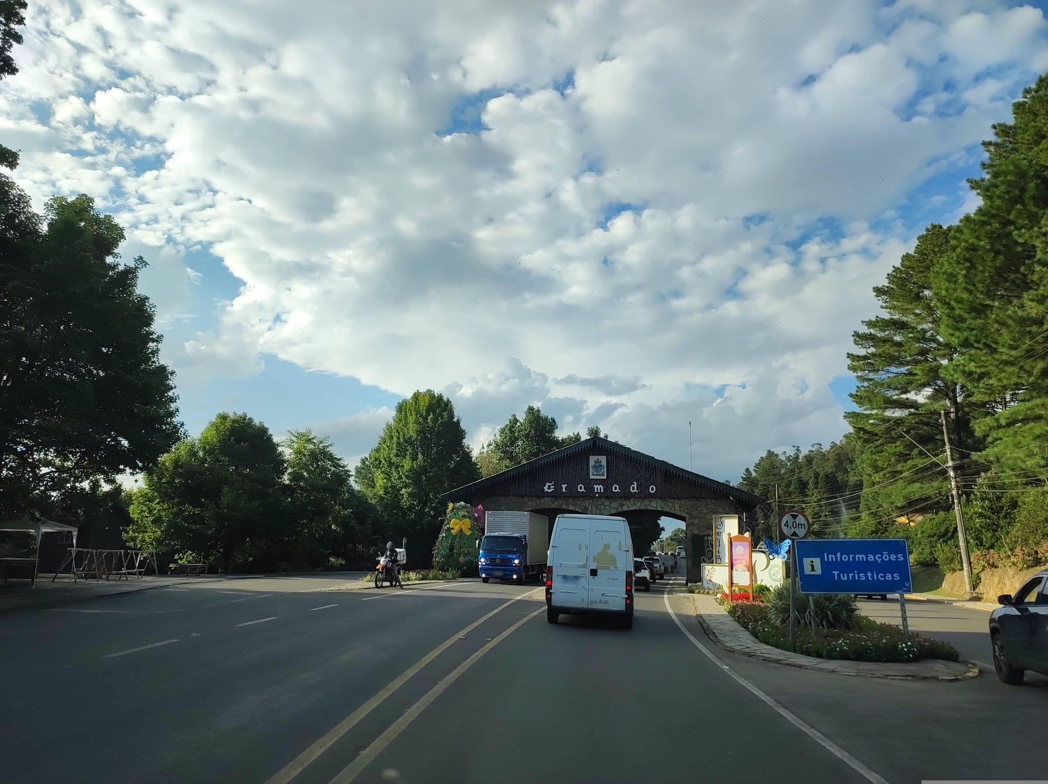 Street view near Gramado Portal Hotel, Gramado — © diegokrein (CC BY-SA · Mapillary)