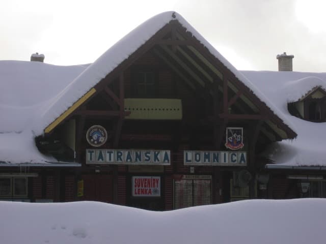 Hotel Lomnica (via Wikimedia Commons, CC BY-SA 2.0)