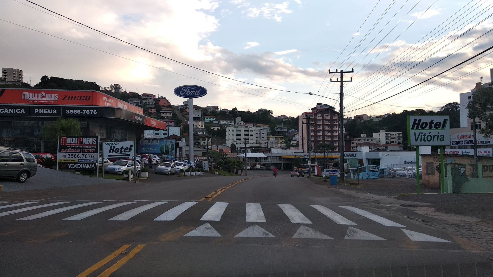 Street view near Vitoria Hotel, Videira — © thiagoboesing (CC BY-SA · Mapillary)