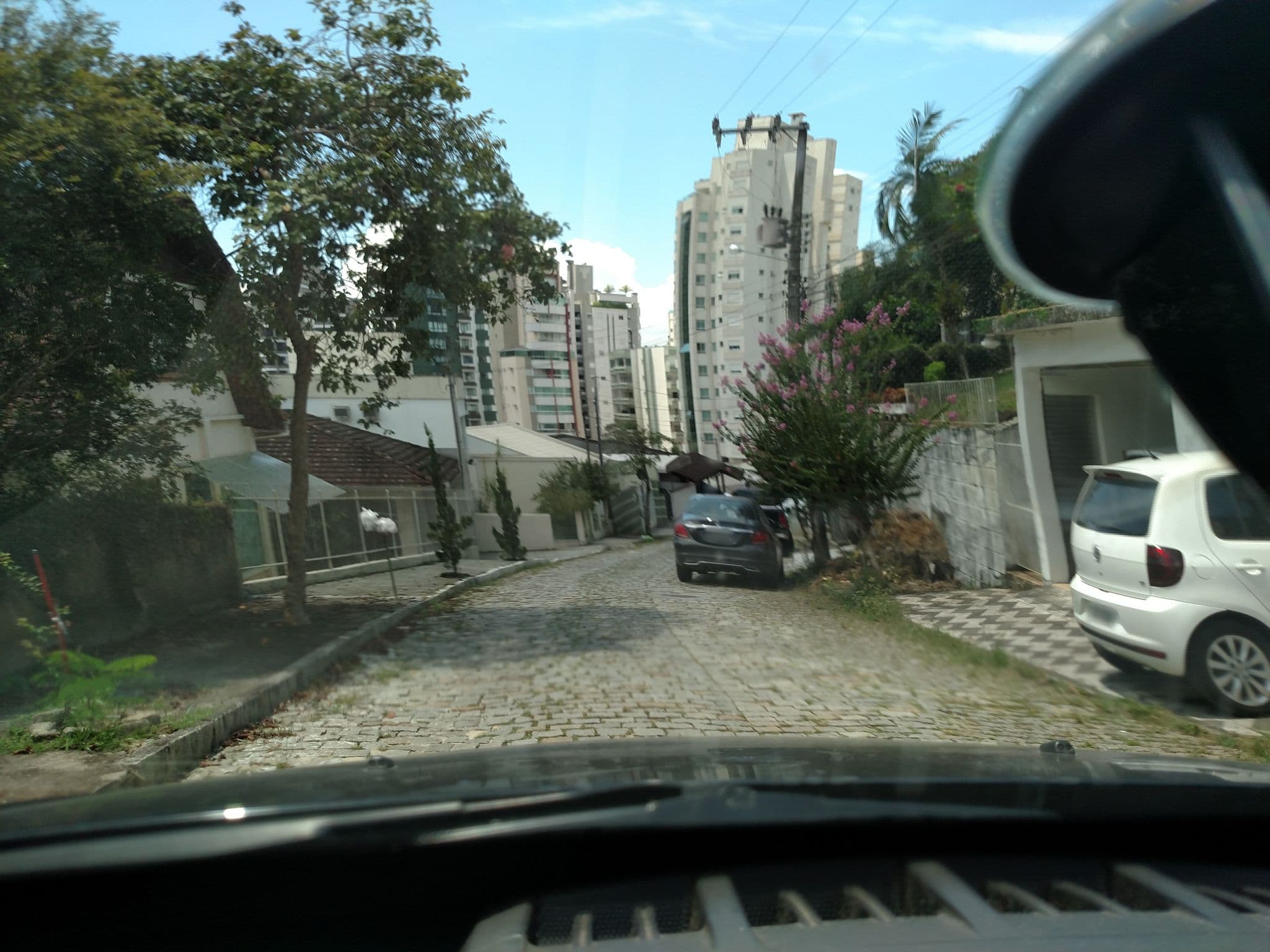 Street view near Pousada Jardim Blumenau, Blumenau — © adrianojbr (CC BY-SA · Mapillary)