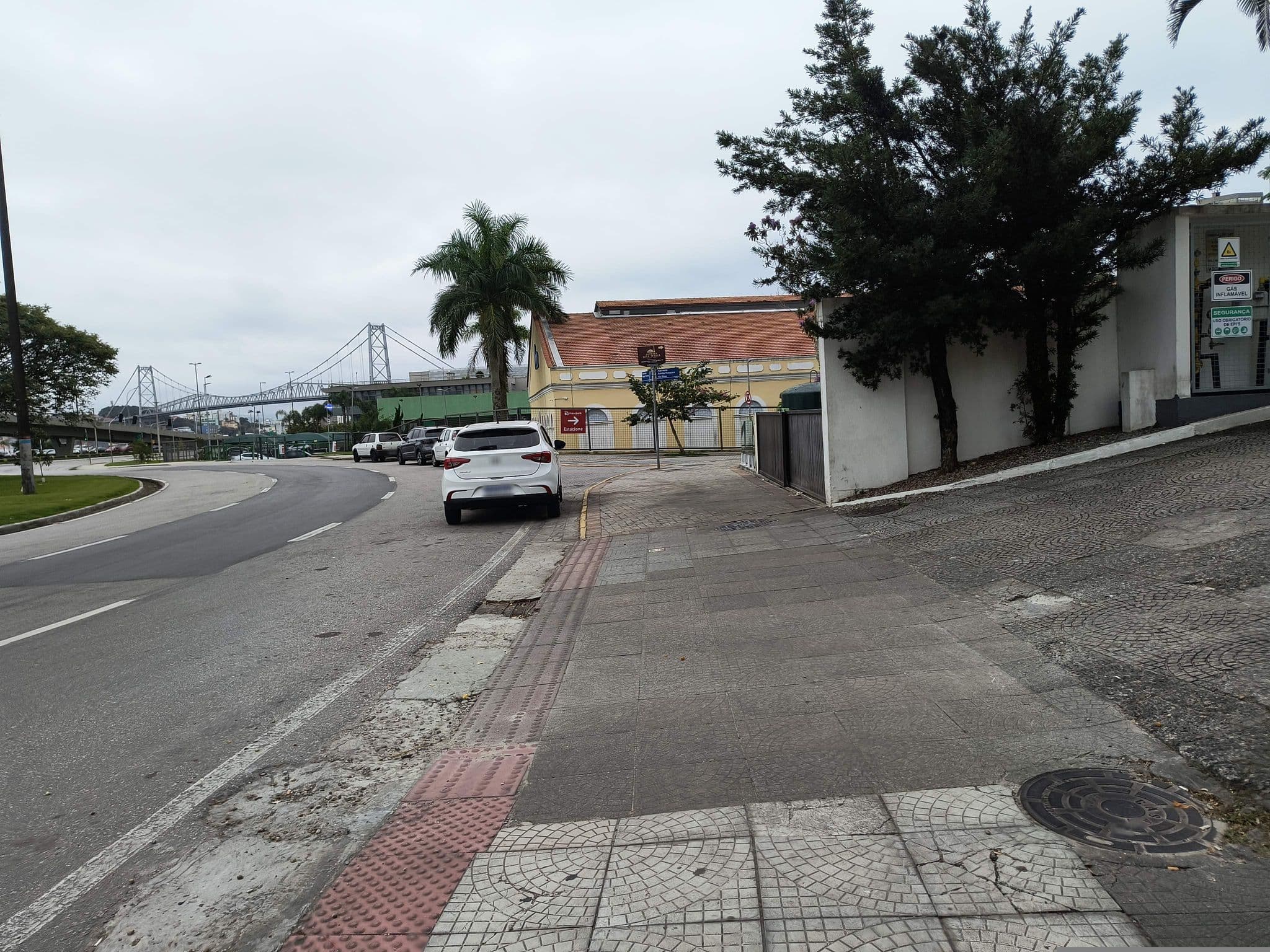 Street view near Café da manhã Hotel Intercity, Florianópolis — © mapeadora (CC BY-SA · Mapillary)
