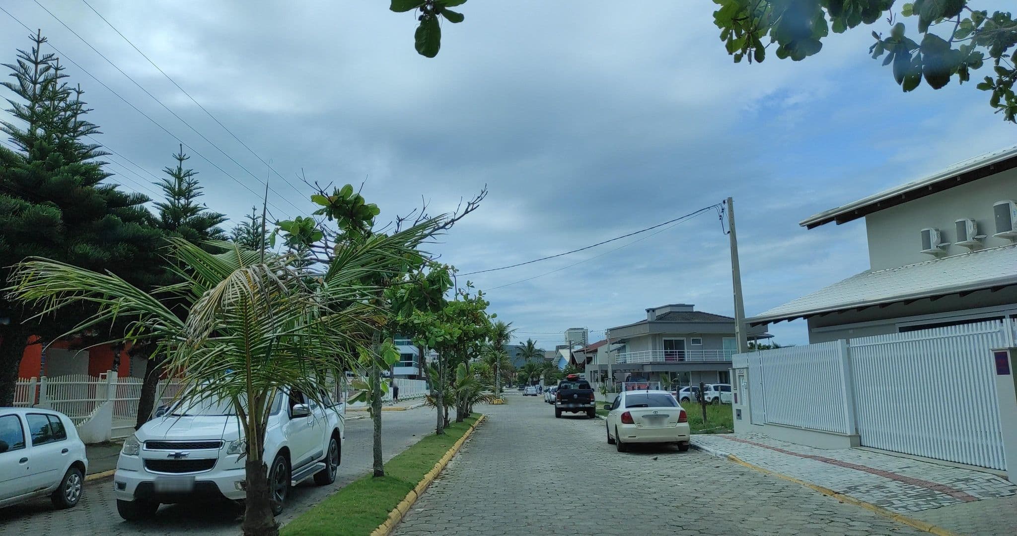 Street view near Pousada Preciosa, Bombinhas — © diegokrein (CC BY-SA · Mapillary)
