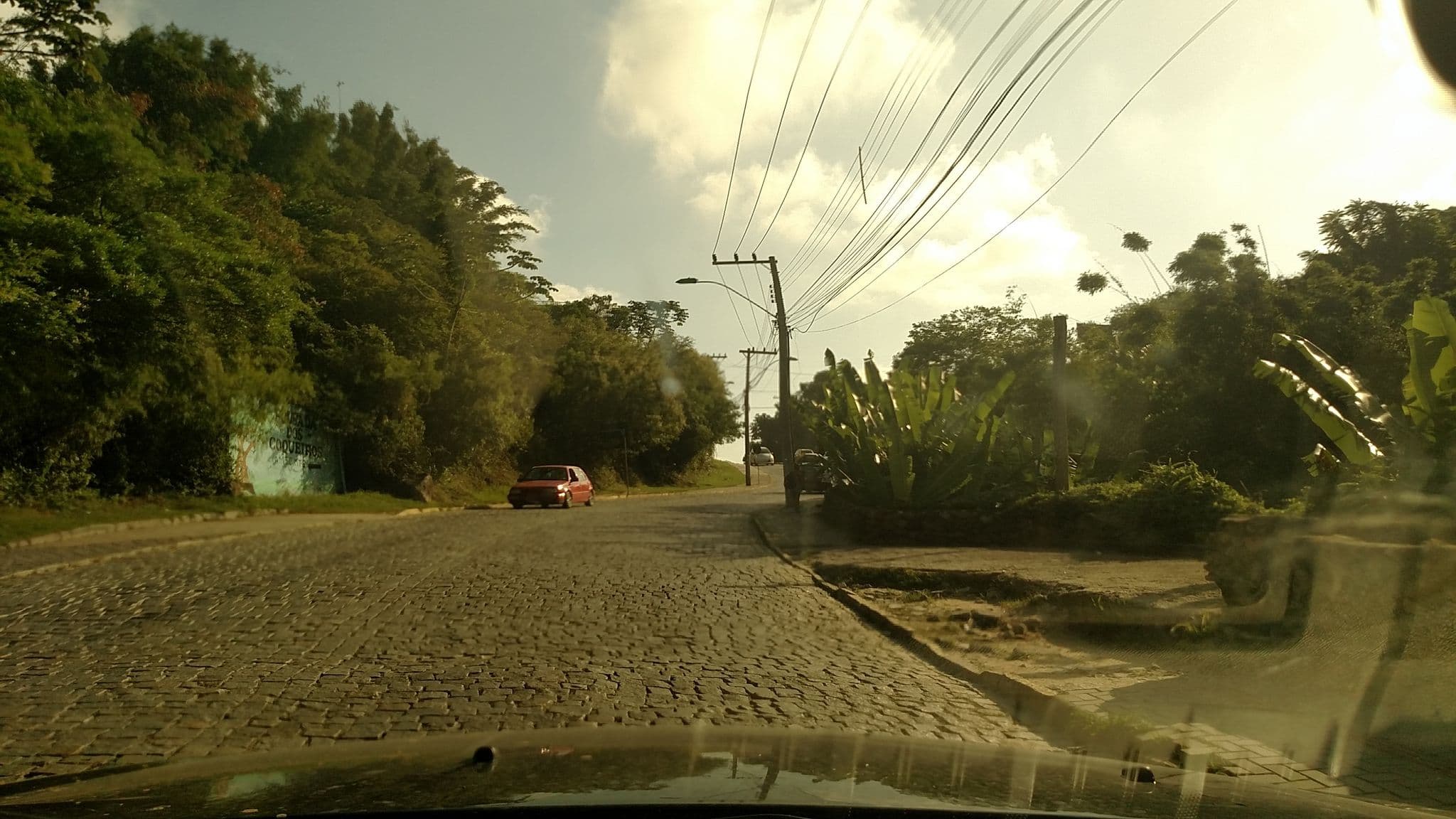 Street view near Pousada Kaloa Eco Village, Bombinhas — © poeiradasestrelas (CC BY-SA · Mapillary)