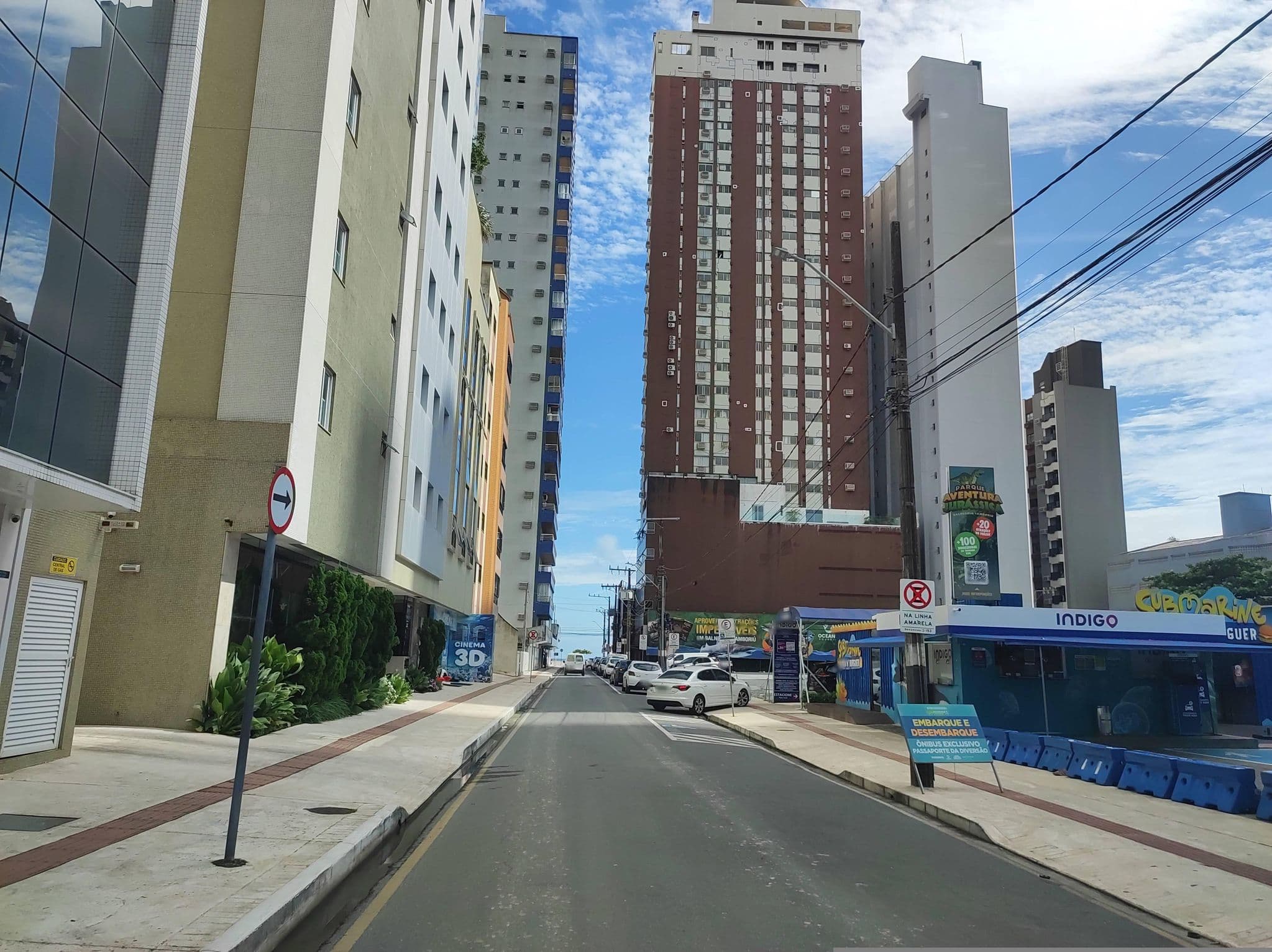 Street view near Hotel Tropical Summer, Balneário Camboriú — © diegokrein (CC BY-SA · Mapillary)