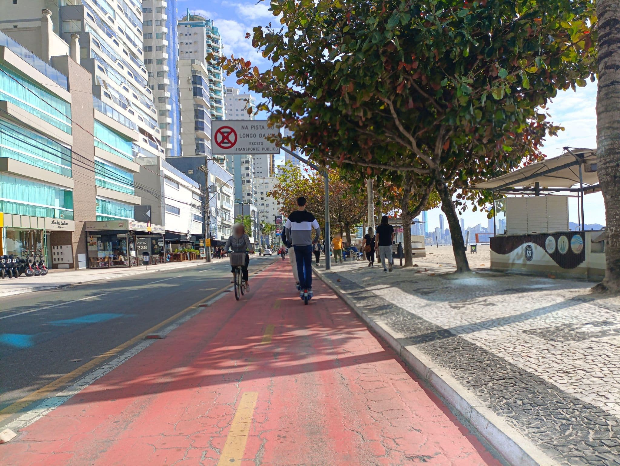 Street view near Restaurante Hotel Bhally, Balneário Camboriú — © ags1968 (CC BY-SA · Mapillary)