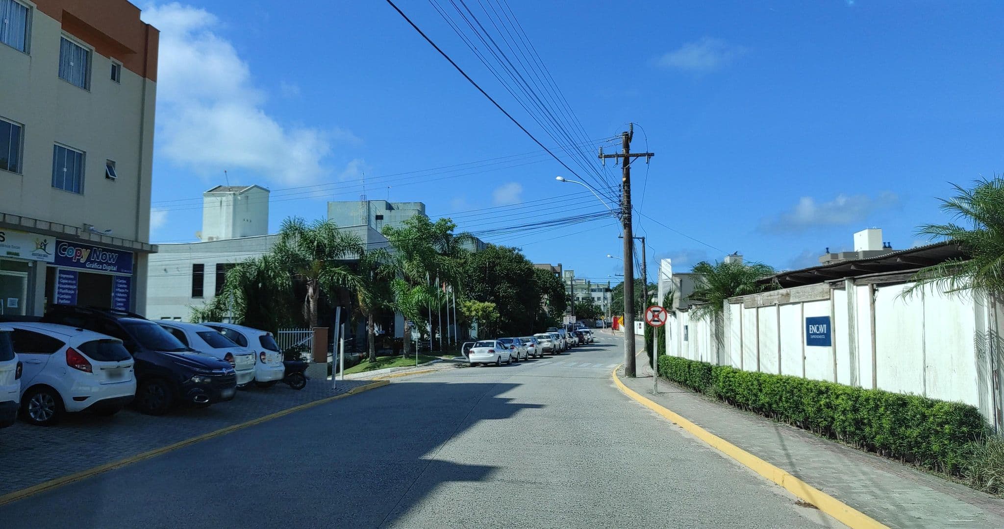 Street view near Dax Bombinhas Hostel, Bombinhas — © diegokrein (CC BY-SA · Mapillary)