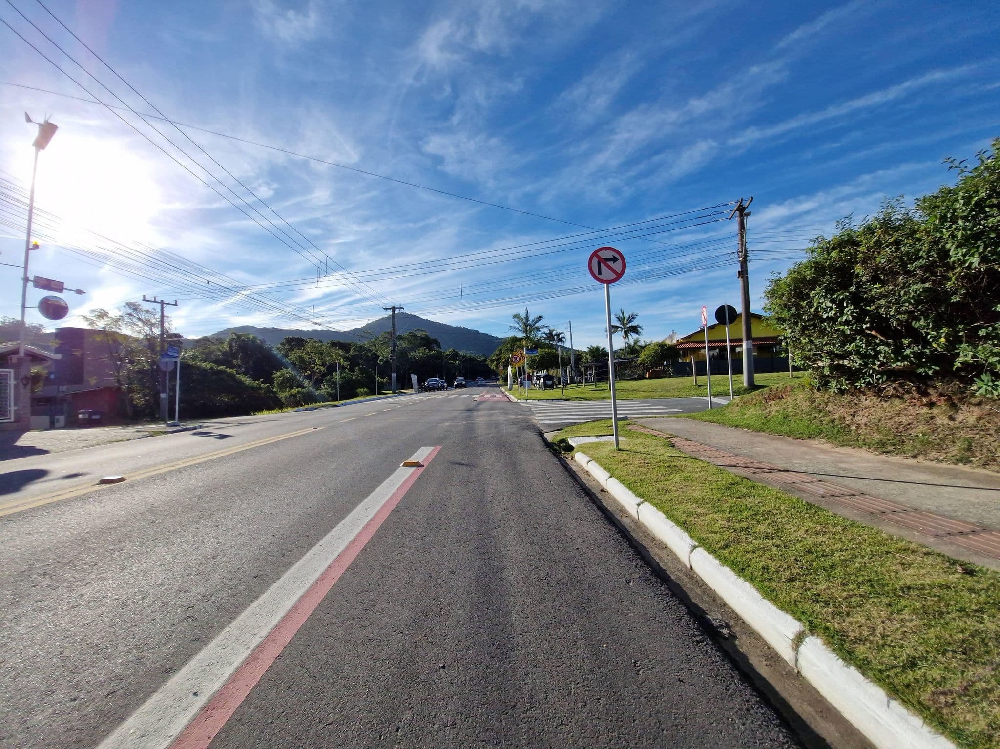 Street view near Pousada Dona Francisca- Praia do Estaleiro, Balneário Camboriú — © ags1968 (CC BY-SA · Mapillary)