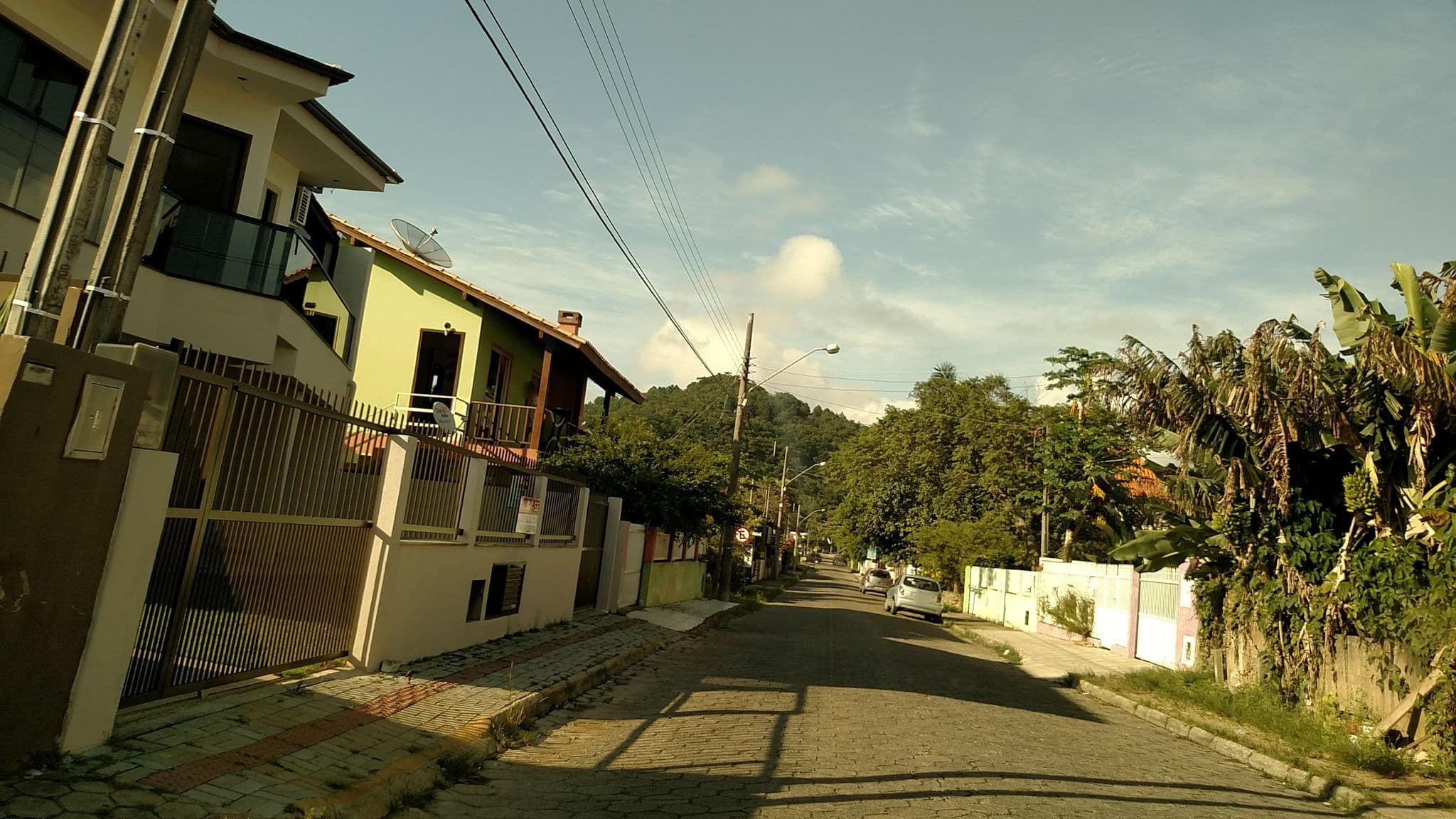 Street view near Jardim Flamingo, Bombinhas — © poeiradasestrelas (CC BY-SA · Mapillary)
