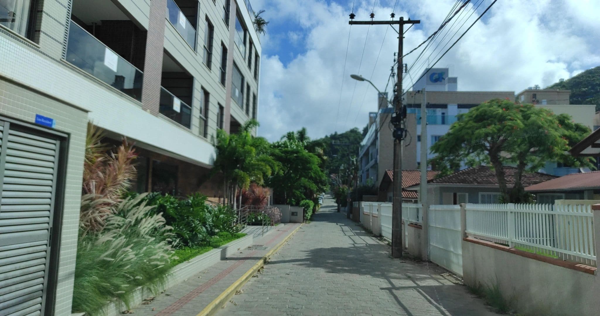 Street view near Pousada Flor De Acacia, Bombinhas — © diegokrein (CC BY-SA · Mapillary)