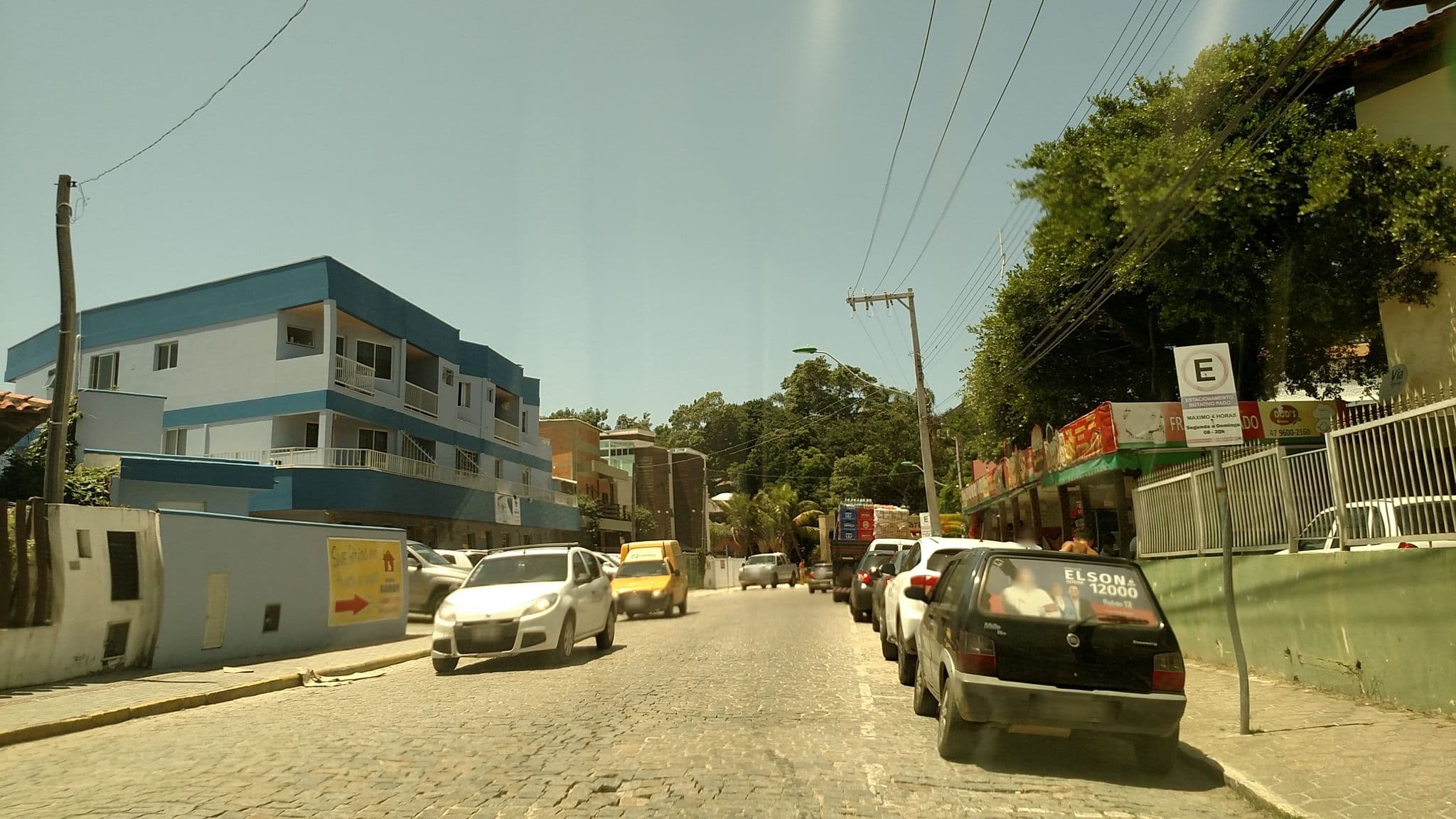 Street view near Pousada Oma Lina, Bombinhas — © poeiradasestrelas (CC BY-SA · Mapillary)