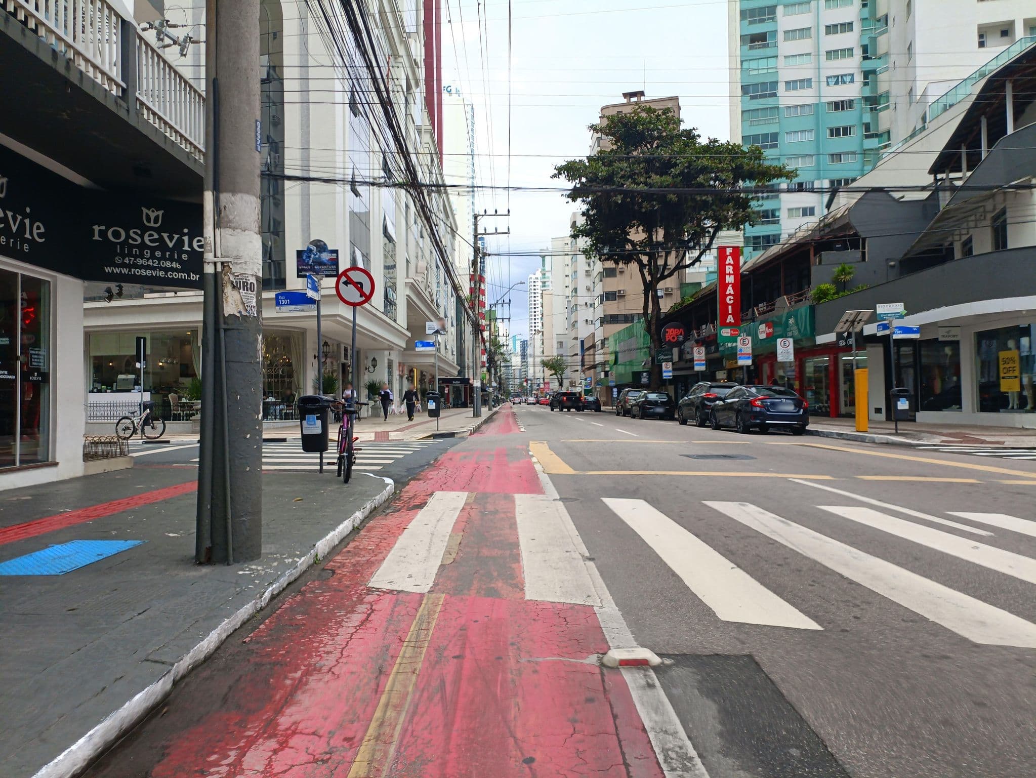 Street view near Camboriú Pecon Hotel, Balneário Camboriú — © ags1968 (CC BY-SA · Mapillary)
