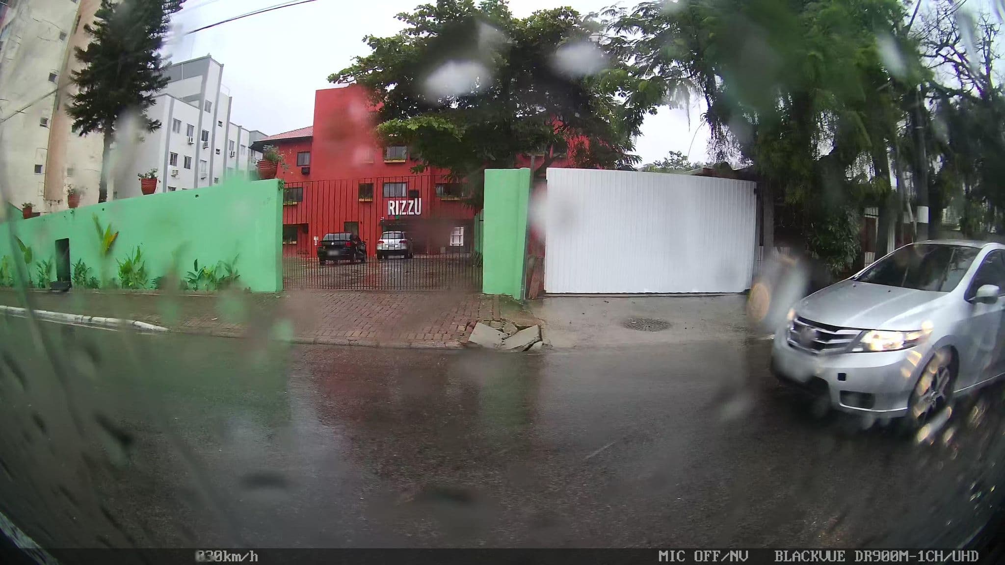 Street view near Rizzú Marina Hotel, Balneário Camboriú — © kaart5 (CC BY-SA · Mapillary)