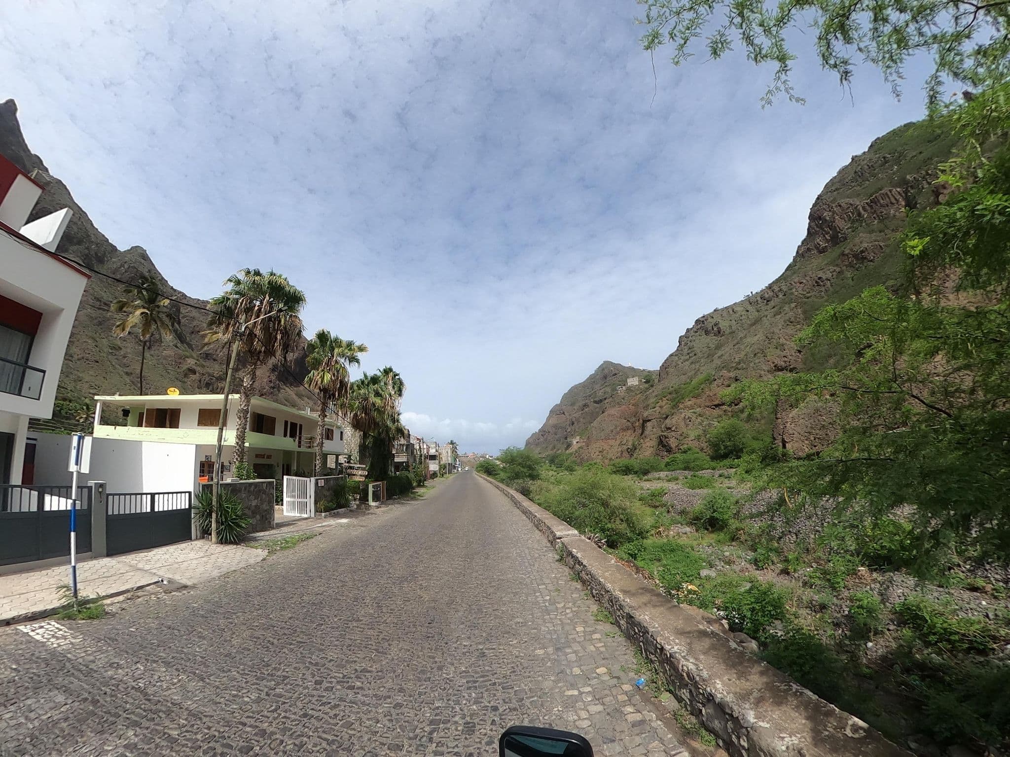 Street view near Divin'Art, Ribeira Grande — © waldyrious (CC BY-SA · Mapillary)