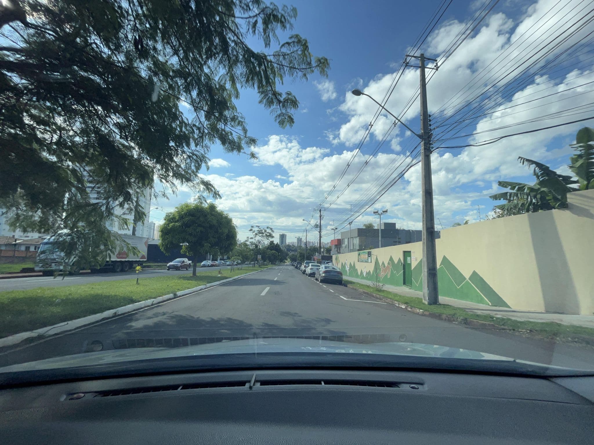 Street view near Clube Cão Creche E Hotel Pet Dog Para Cachorro Em Londrina, Londrina — © wesleygmartins (CC BY-SA · Mapillary)