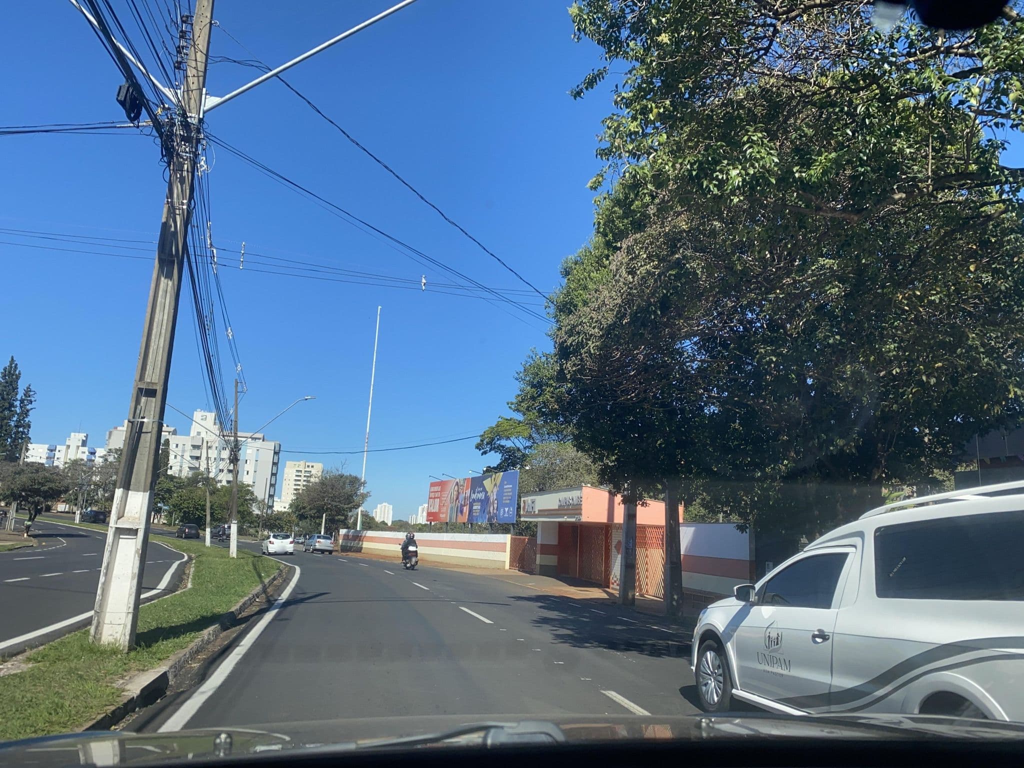 Street view near Casa dos Trabalhadores em Educação - APP, Londrina — © WeltonBaratelli (CC BY-SA · Mapillary)