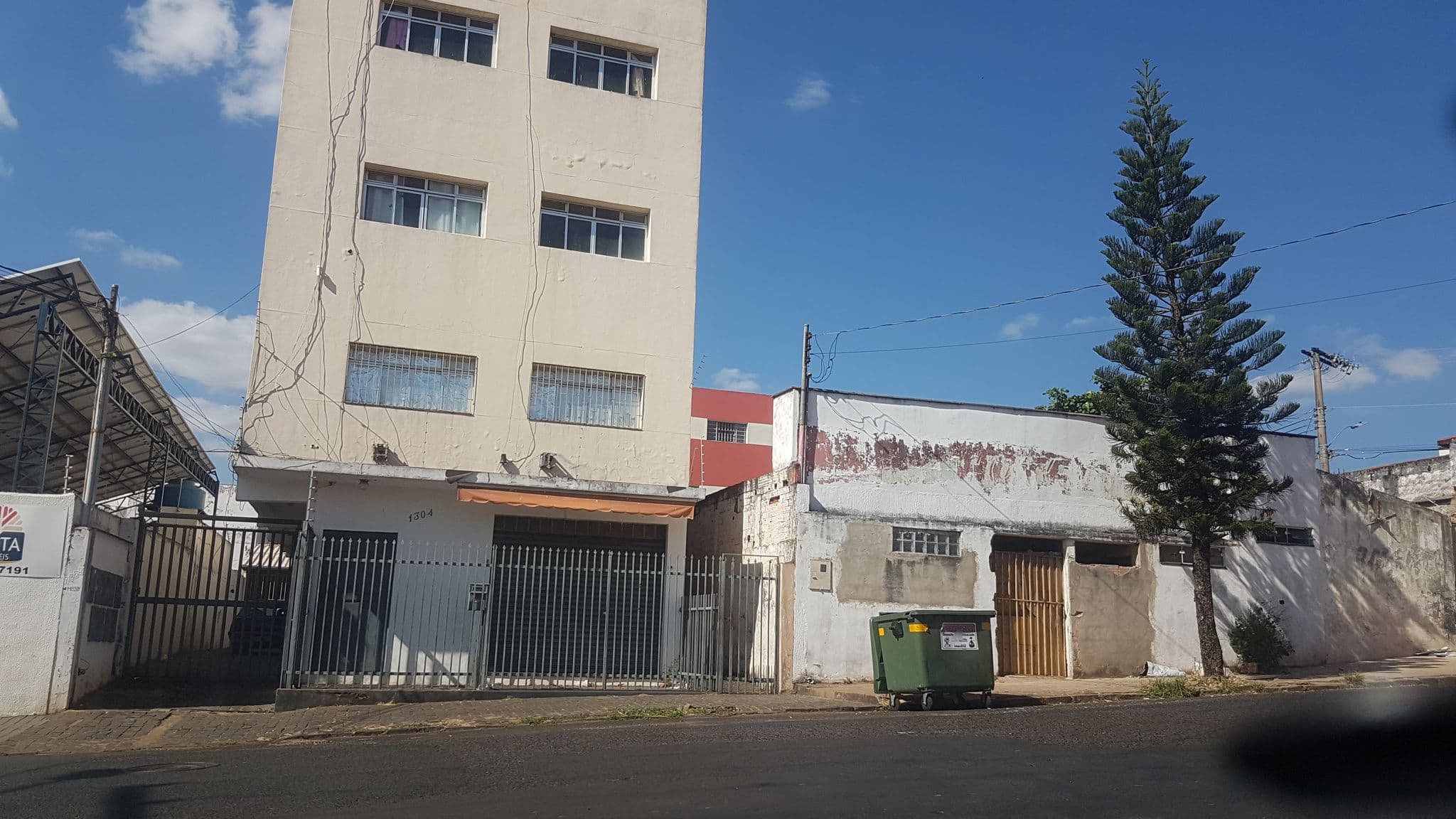Street view near Hotel Nacional, Uberlândia — © reneserafim (CC BY-SA · Mapillary)