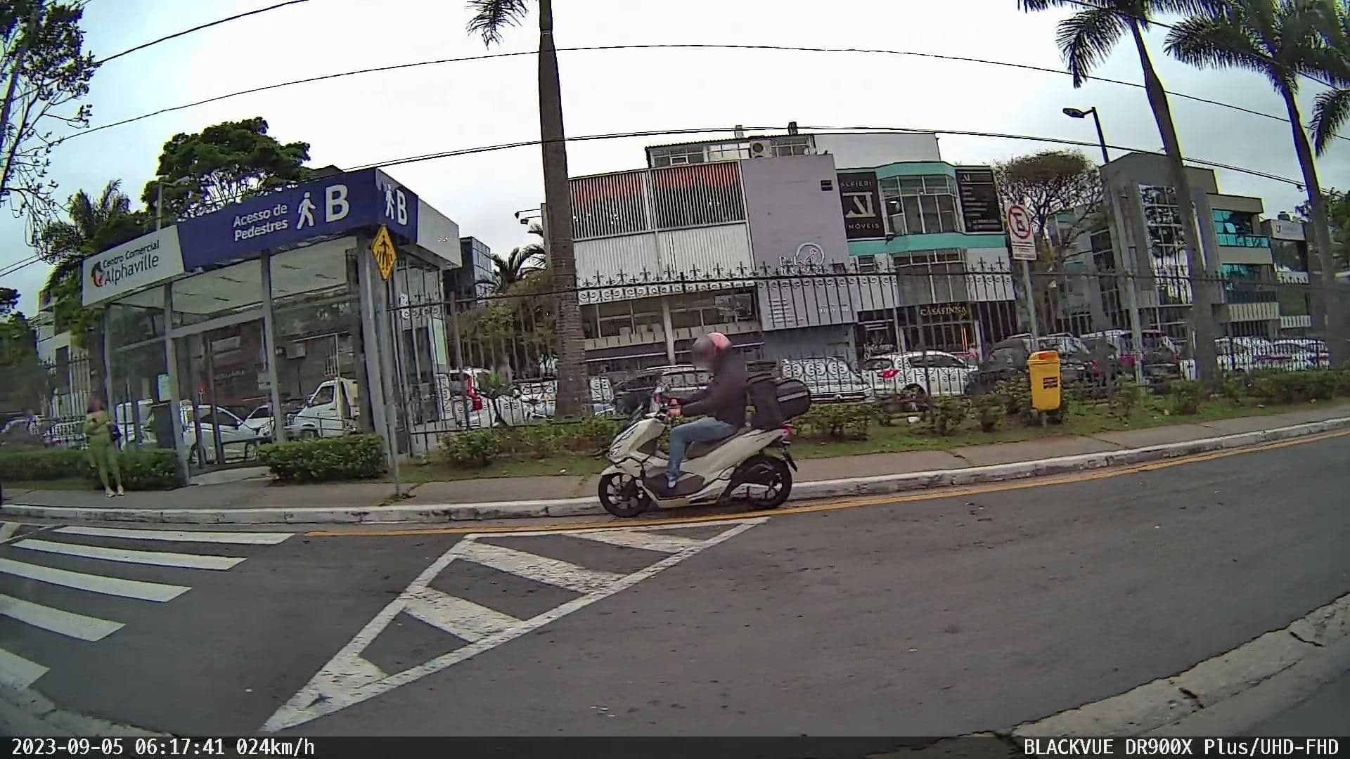Street view near Blue Tree Premium Alphaville, Barueri — © Logan_McGovern (CC BY-SA · Mapillary)