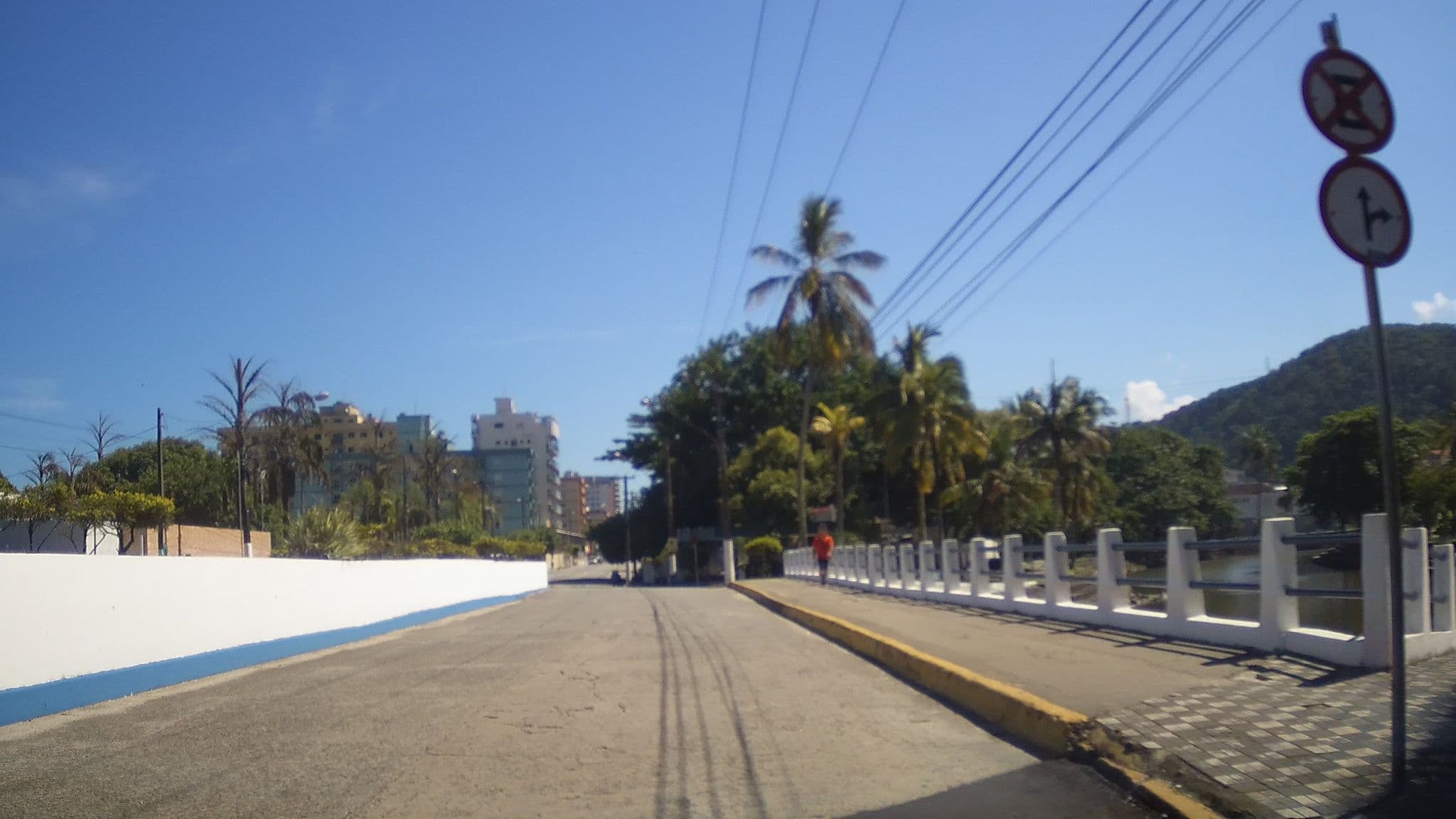 Street view near Hotel Mongaguá, Mongaguá — © marciosampaio (CC BY-SA · Mapillary)