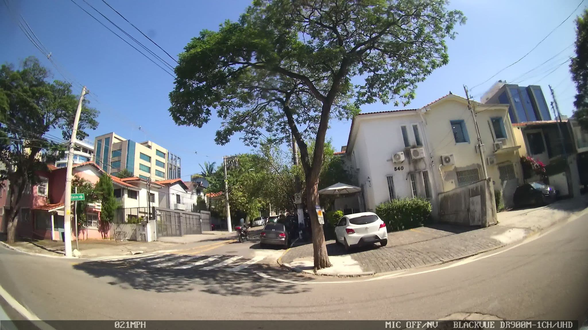 Street view near Le Cottage, Moema — © kaart_4 (CC BY-SA · Mapillary)