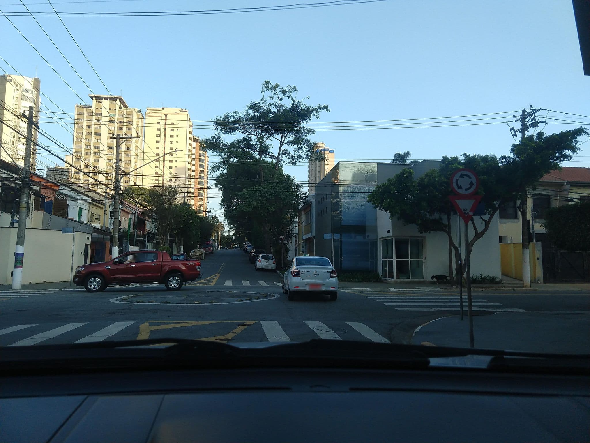 Street view near Áurea Hostel, Vila Mariana — © AndaSampa (CC BY-SA · Mapillary)