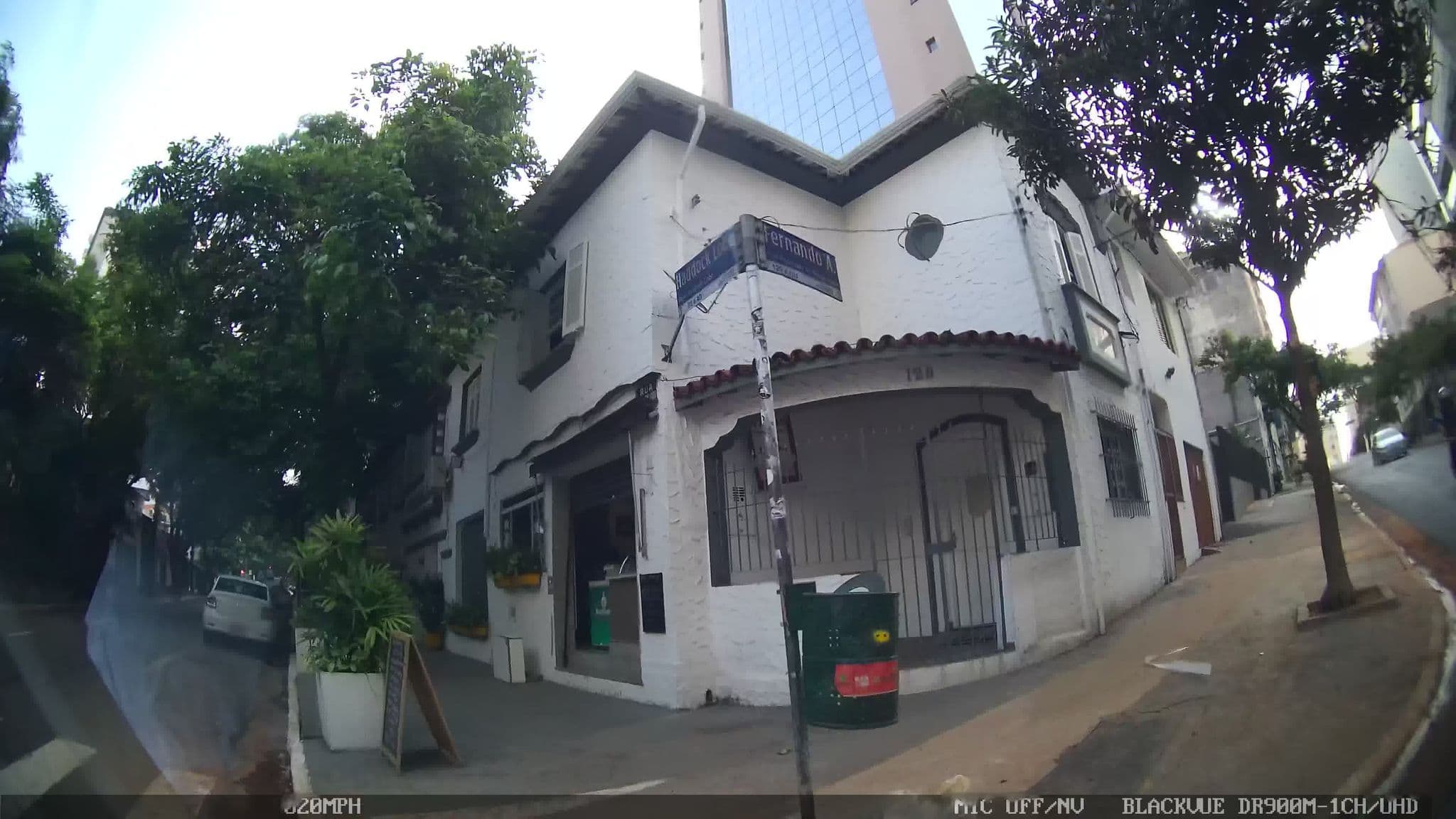 Street view near Hotel Heritage Comfort Inn, Consolação — © kaart_4 (CC BY-SA · Mapillary)