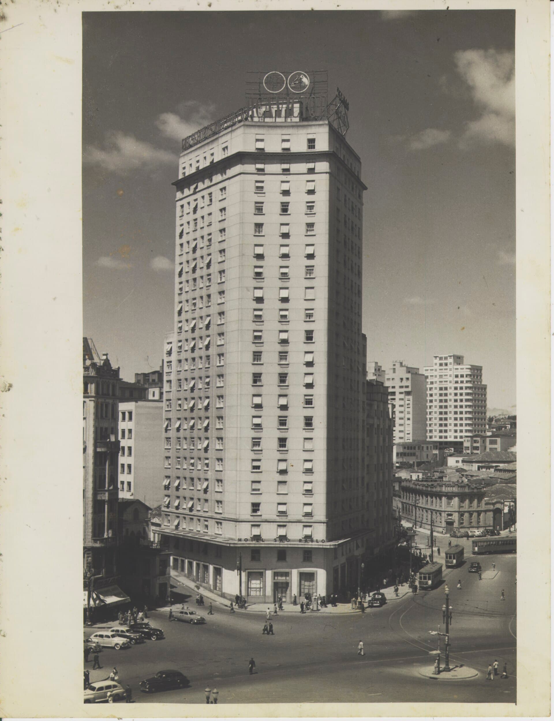 Edifício Hotel São Paulo (via Wikimedia Commons, Public domain)