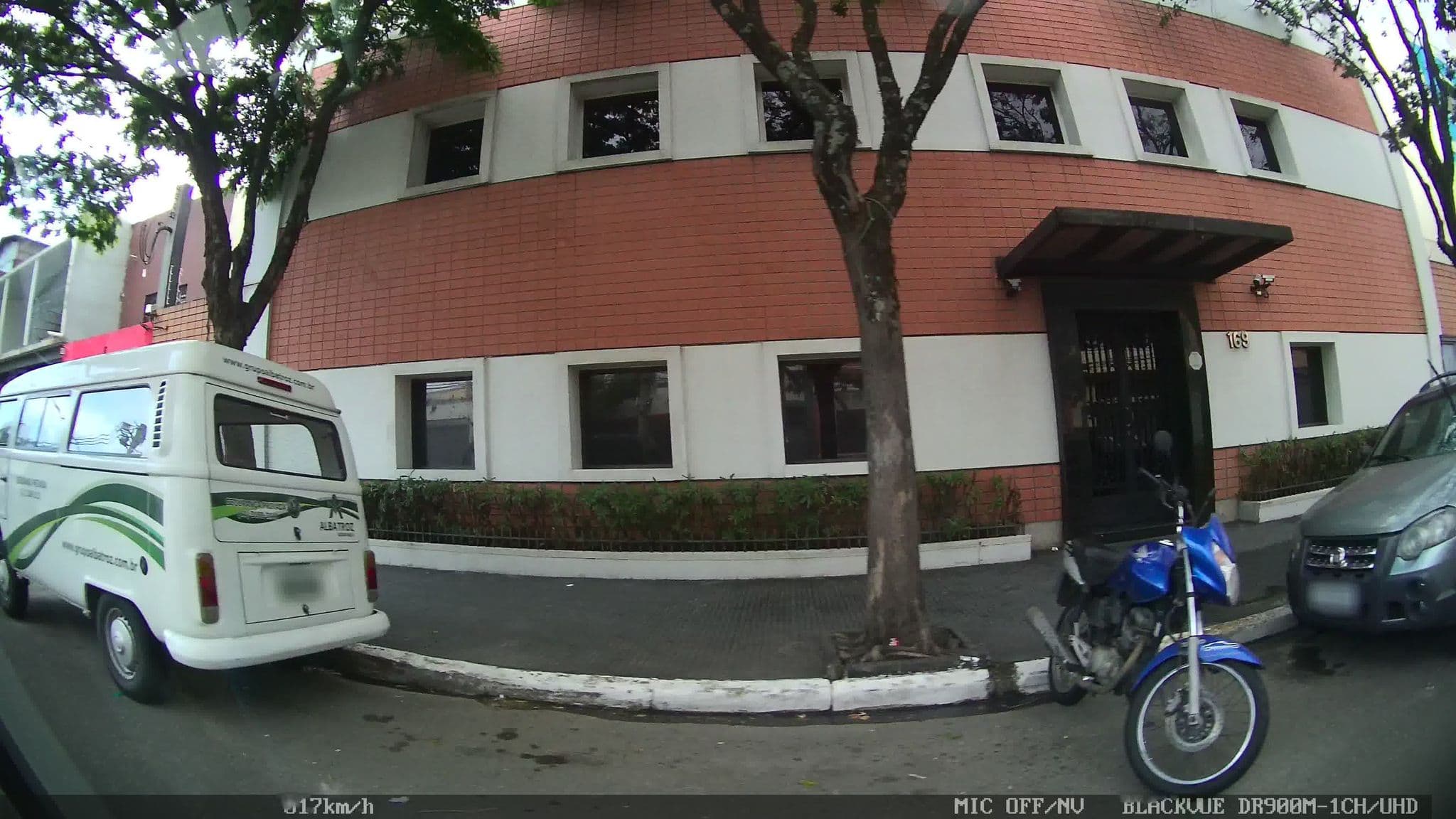 Street view near Hotel Anhembi, Bom Retiro — © kaart_2 (CC BY-SA · Mapillary)