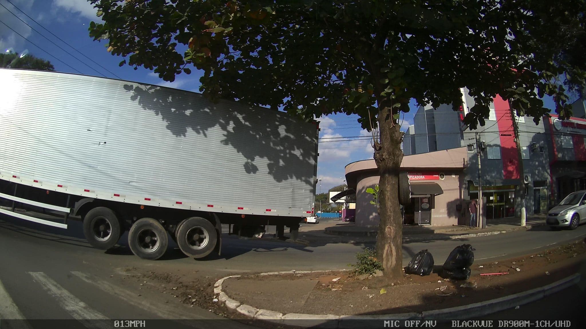 Street view near Hotel Menegon, Hortolândia — © kaart5 (CC BY-SA · Mapillary)