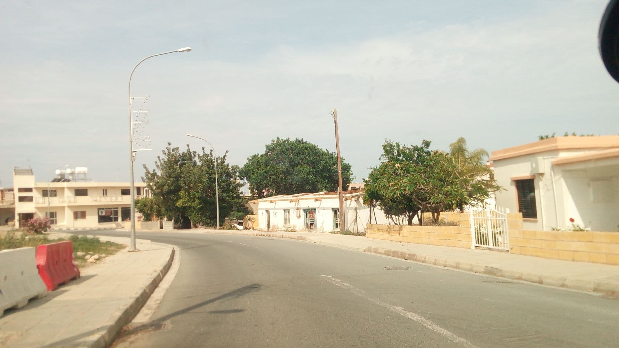 Street view near Pari Holiday Studio Apartments Hotel, Chlórakas — © stpkyriakou (CC BY-SA · Mapillary)
