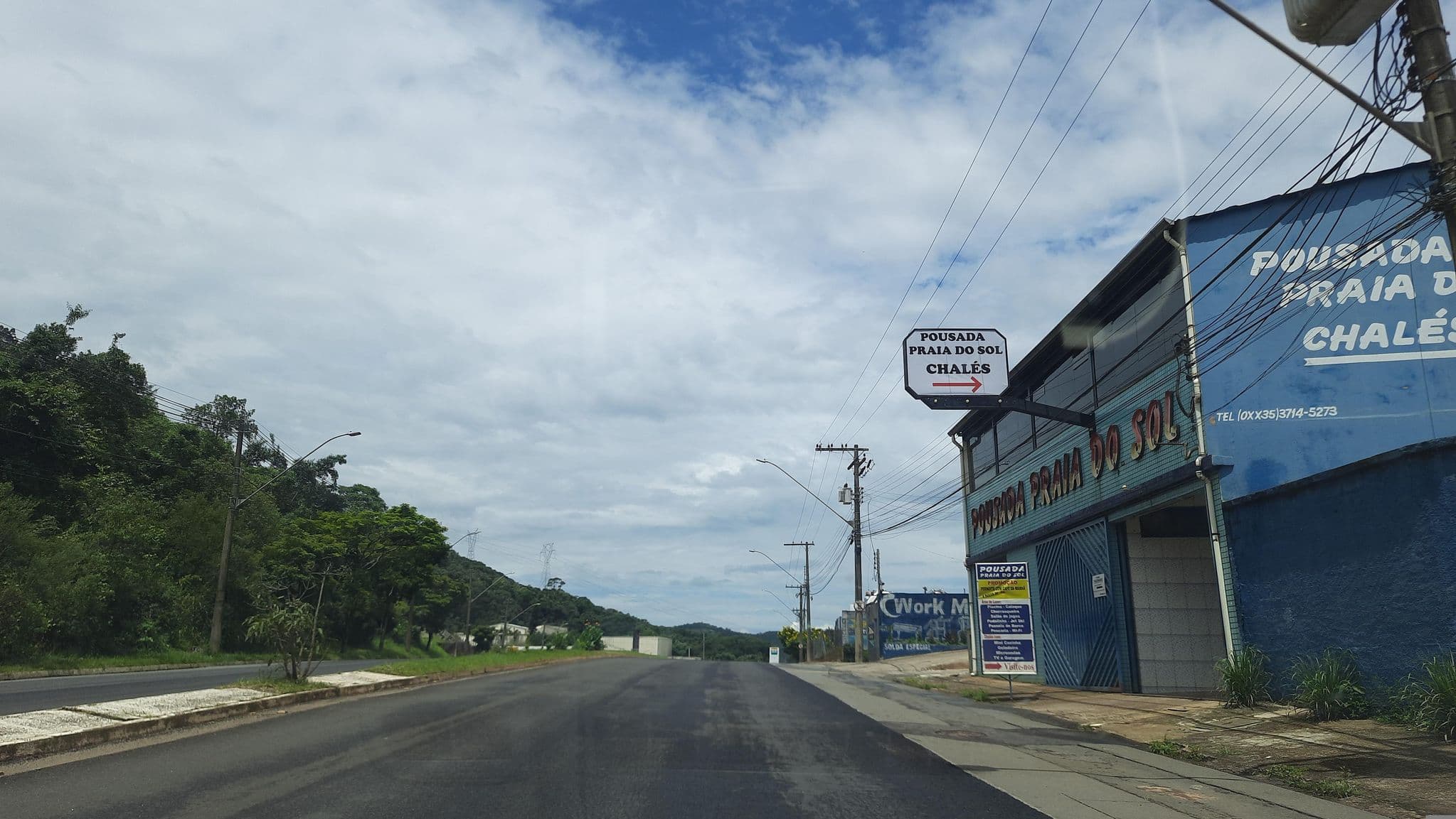 Street view near Pousada Praia do Sol, Poços de Caldas — © alemenezes (CC BY-SA · Mapillary)