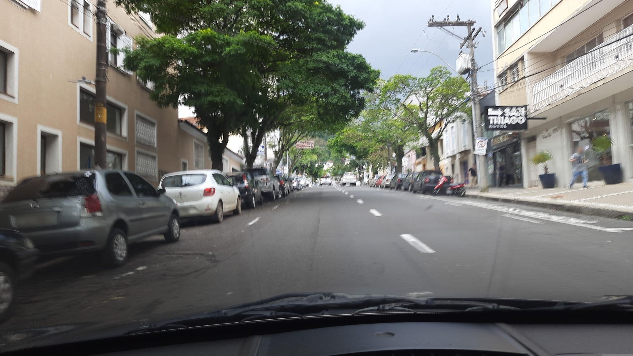 Street view near San Thiago Minas Hotel, Poços de Caldas — © alemenezes (CC BY-SA · Mapillary)