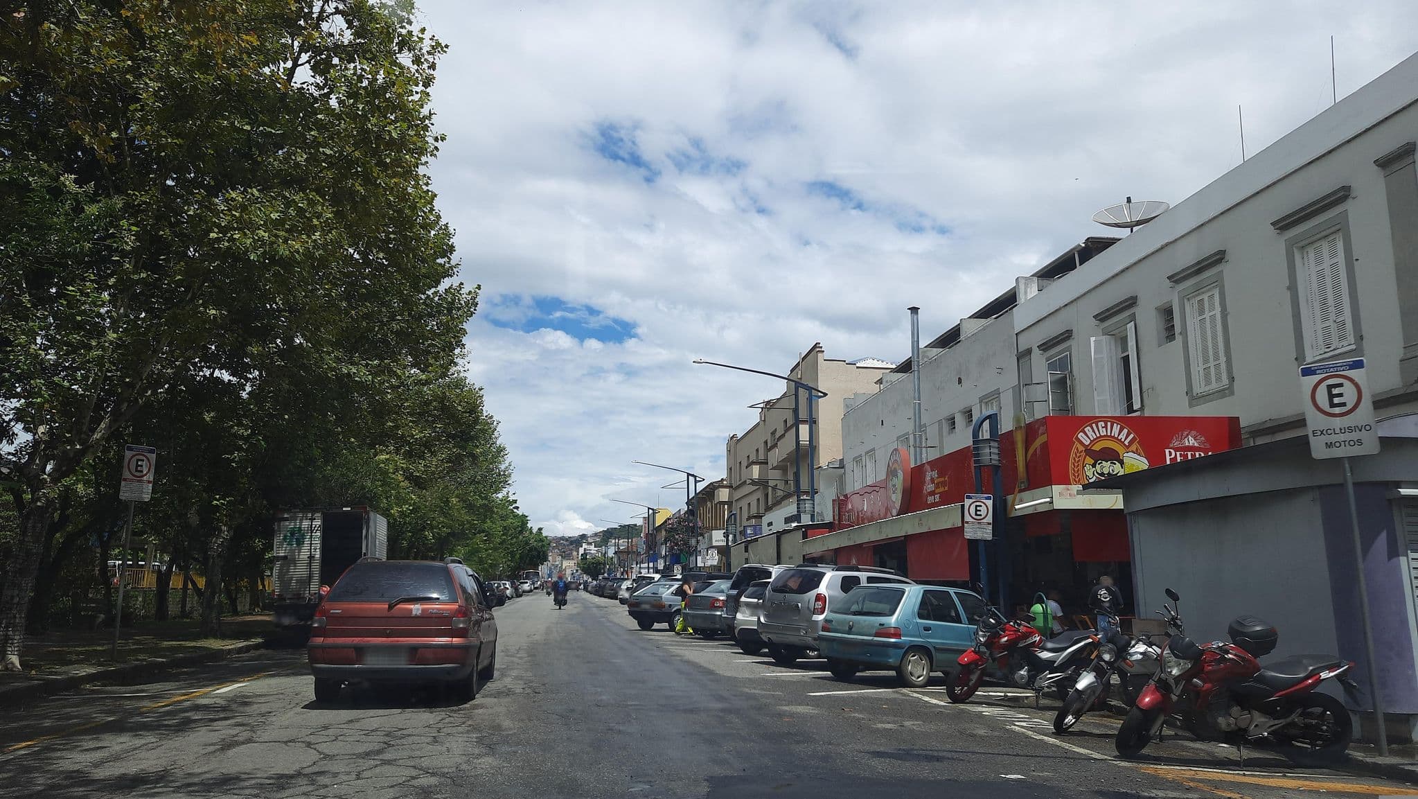 Street view near Dan Inn Hotel, Poços de Caldas — © alemenezes (CC BY-SA · Mapillary)