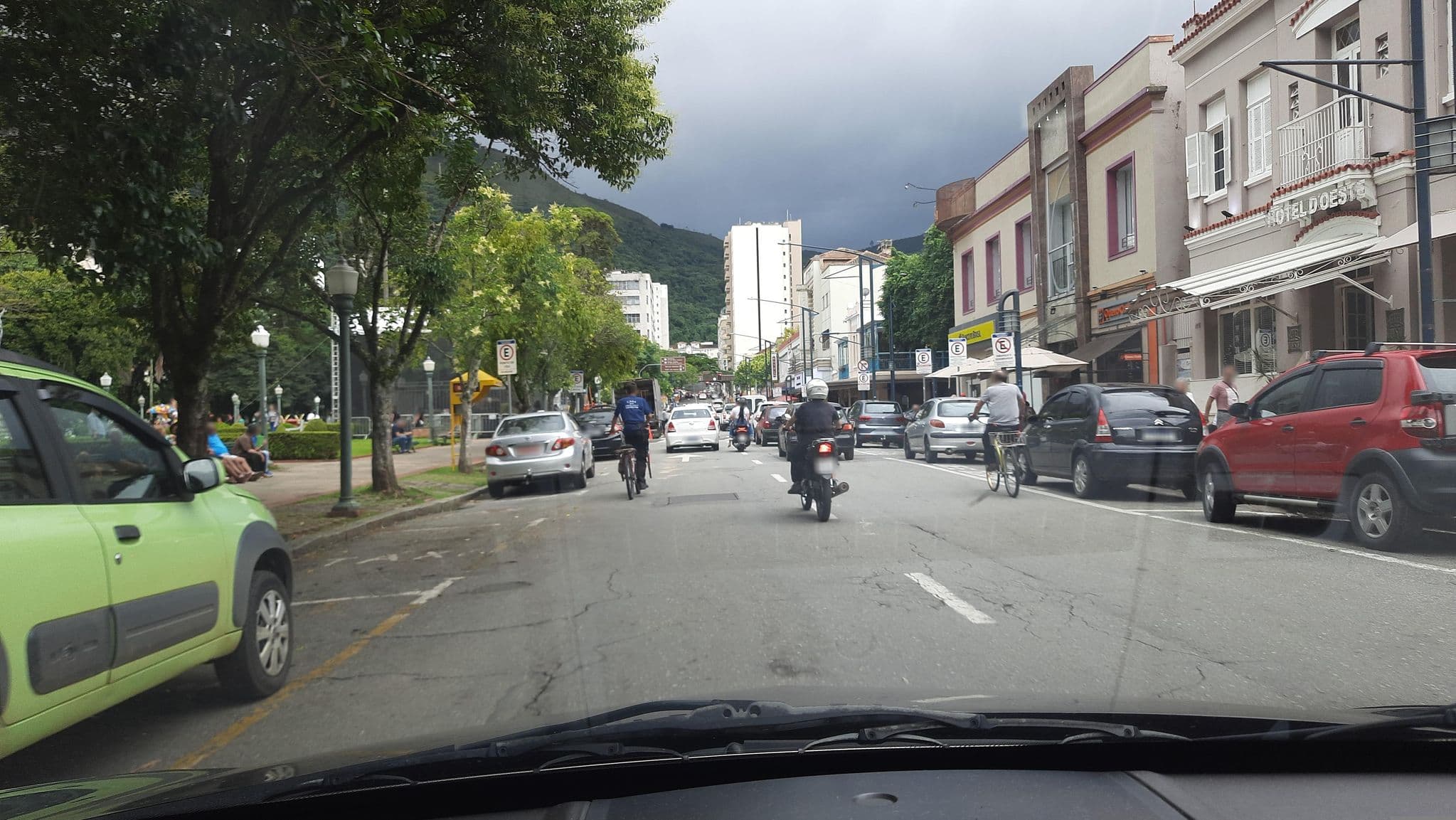 Street view near Hotel D'Oeste, Poços de Caldas — © alemenezes (CC BY-SA · Mapillary)
