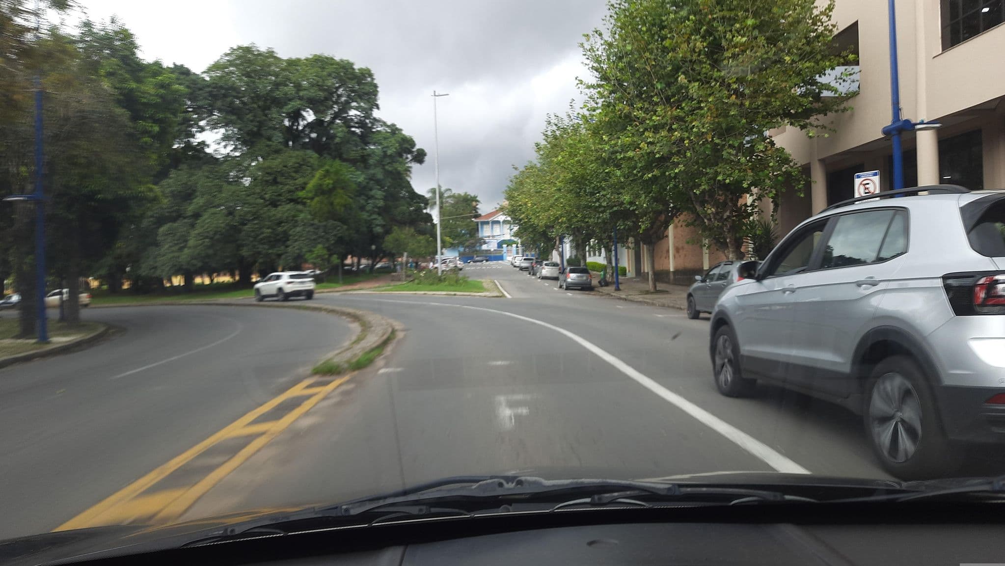 Street view near Flórida Hotel, Poços de Caldas — © alemenezes (CC BY-SA · Mapillary)