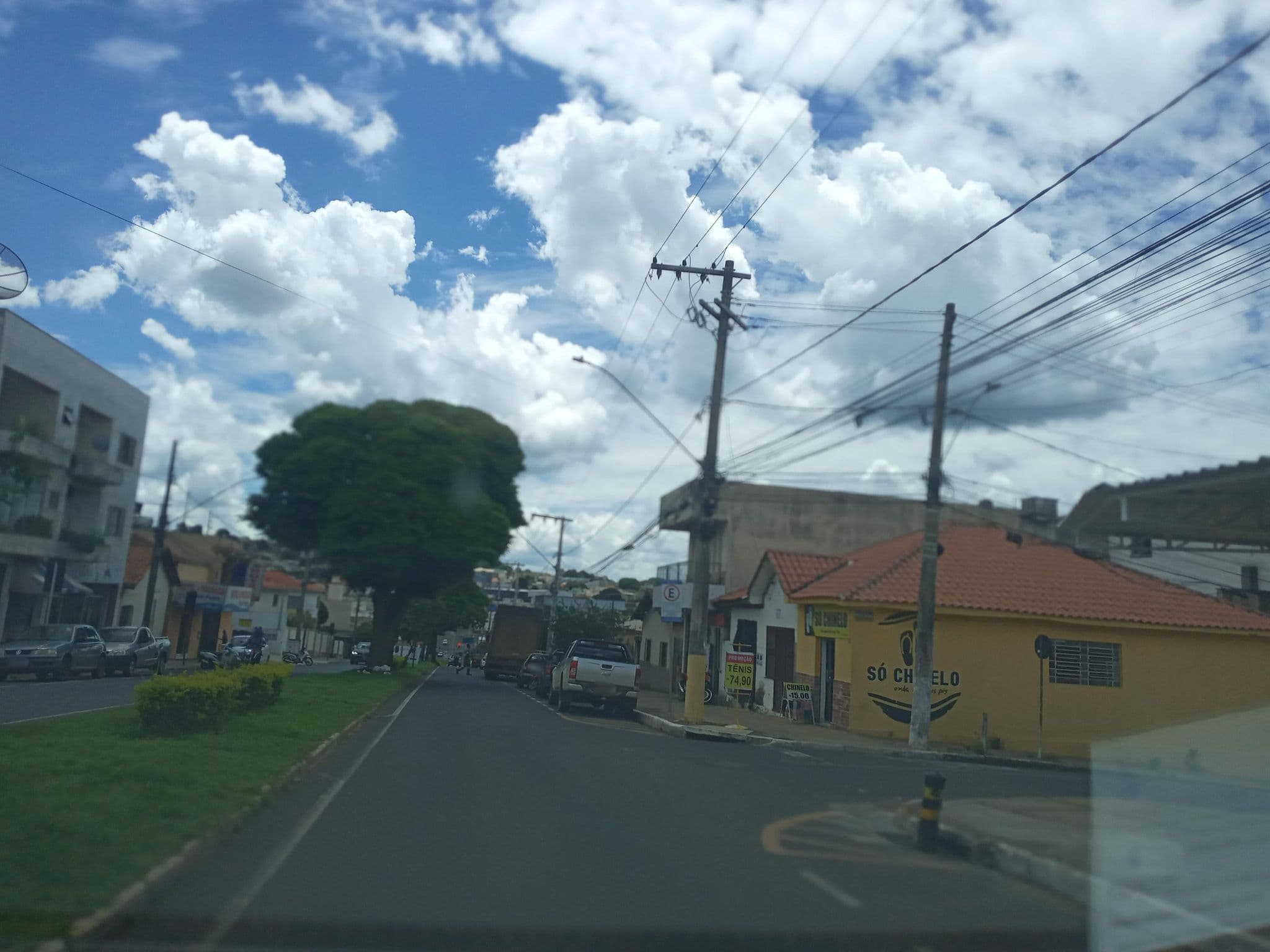 Street view near Hotel Pousada Vovo Pedro, Araxá — © marcos_medeiros (CC BY-SA · Mapillary)