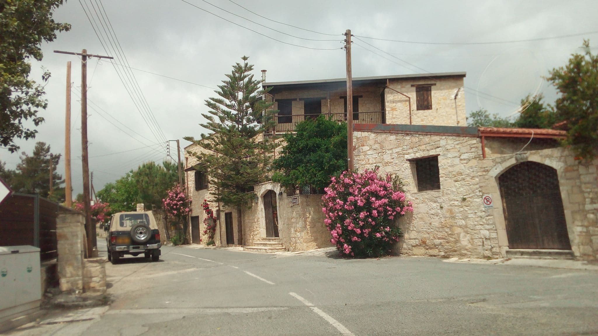 Street view near Oinoessa, Páchna — © stpkyriakou (CC BY-SA · Mapillary)