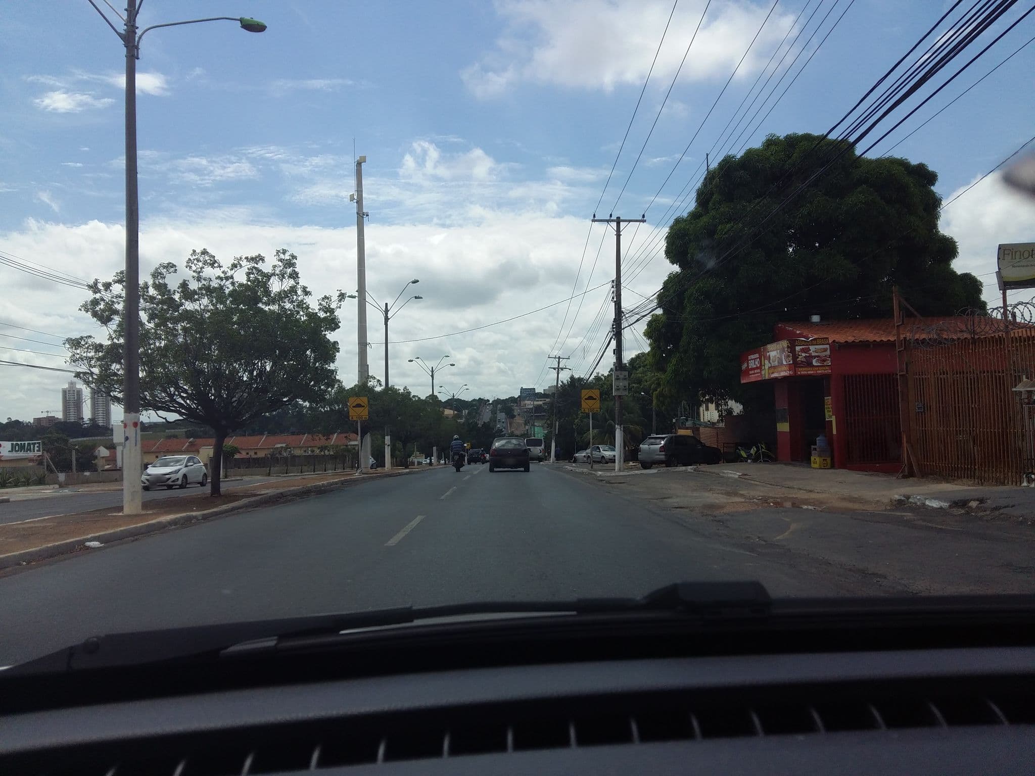 Street view near Hotel Santiago, Cuiabá — © thiagoeriksson (CC BY-SA · Mapillary)