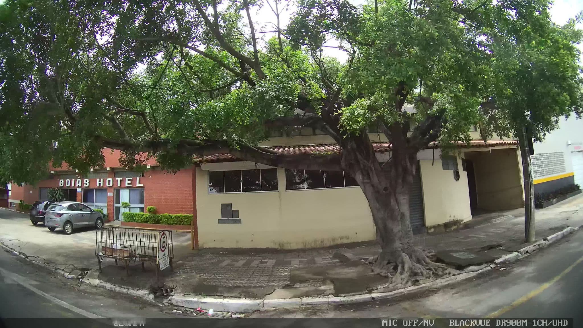 Street view near Holiday Inn Goiania, An IHG Hotel, Goiânia — © kaart_4 (CC BY-SA · Mapillary)