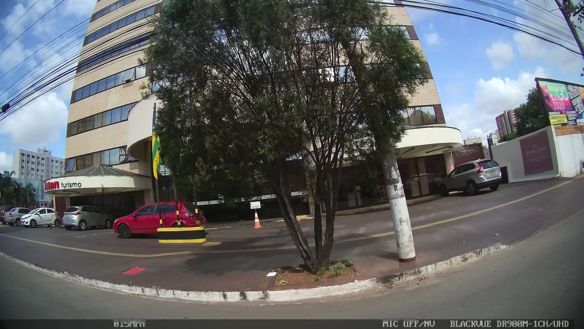 Street view near Crystal Plaza Hotel, Goiânia — © kaart_4 (CC BY-SA · Mapillary)