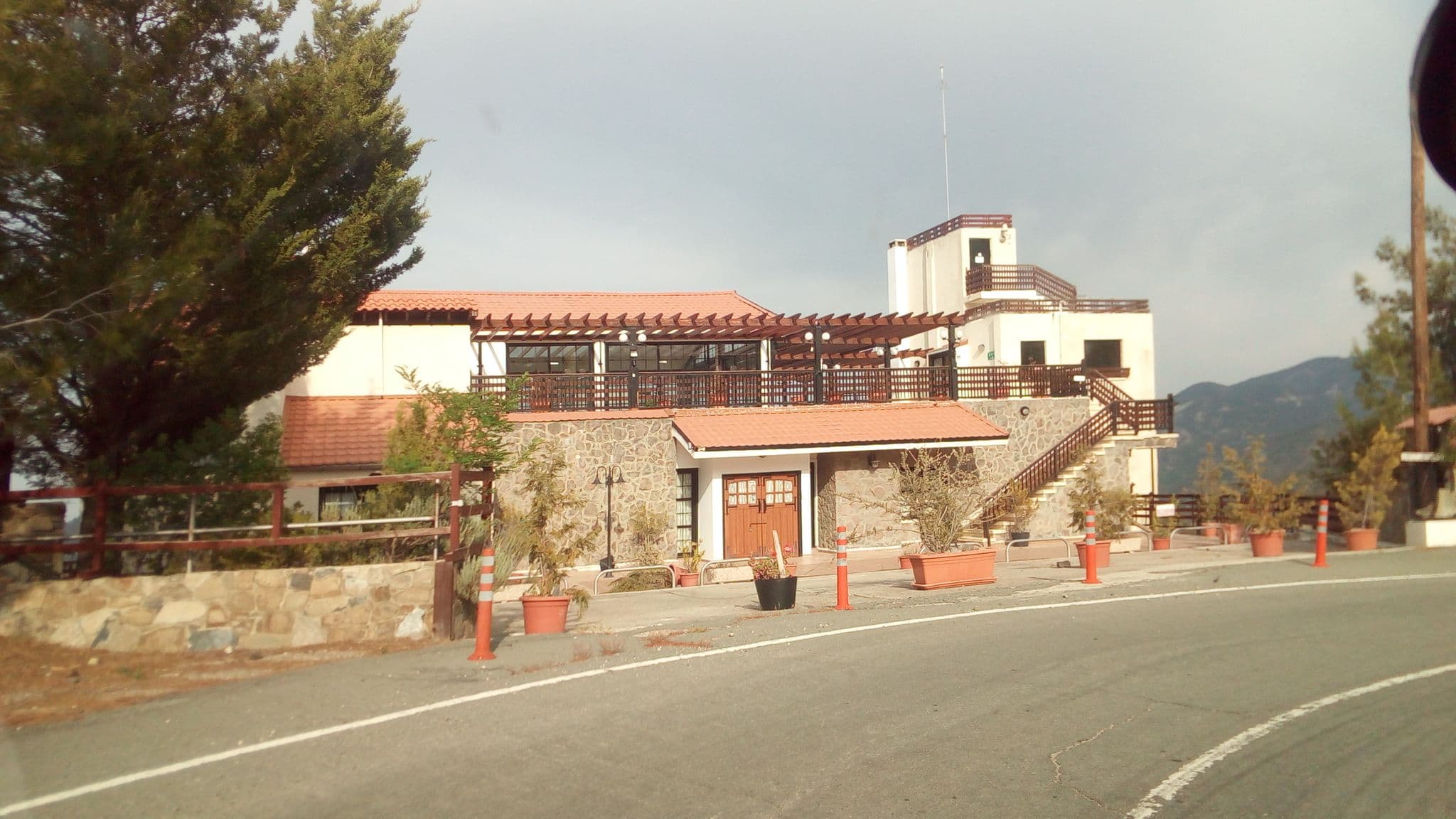 Street view near Treetops Hotel, Kakopetriá — © stpkyriakou (CC BY-SA · Mapillary)