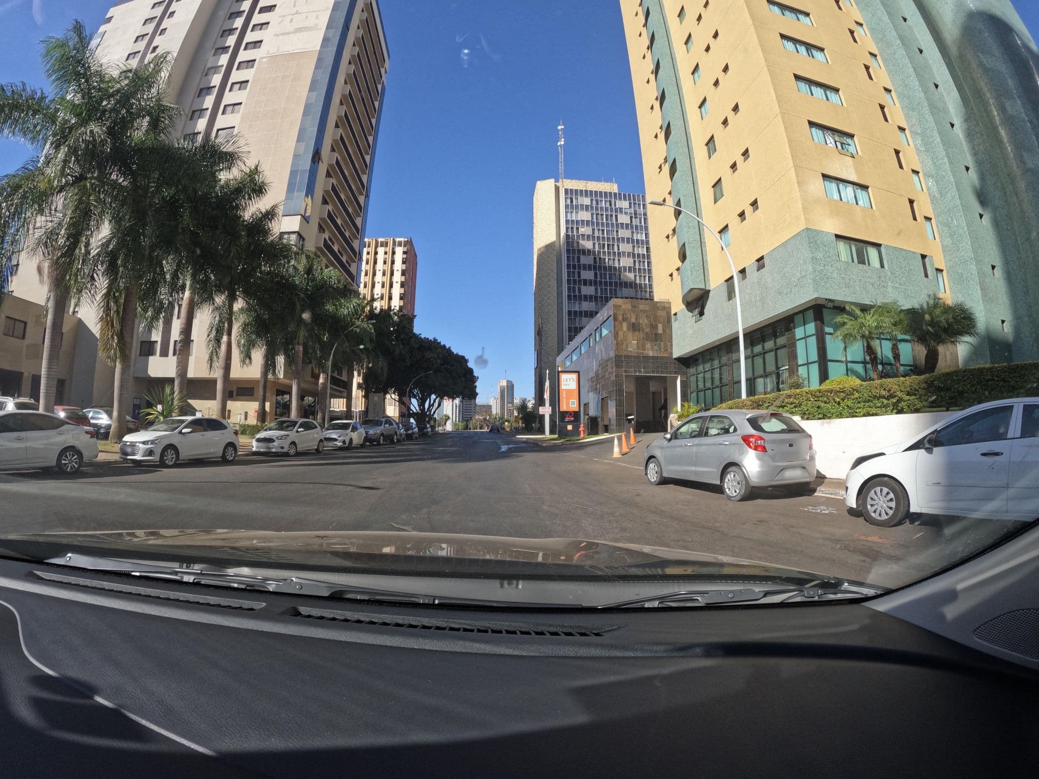 Street view near Multipark Mont Blanc, Plano Piloto — © vishal0403 (CC BY-SA · Mapillary)
