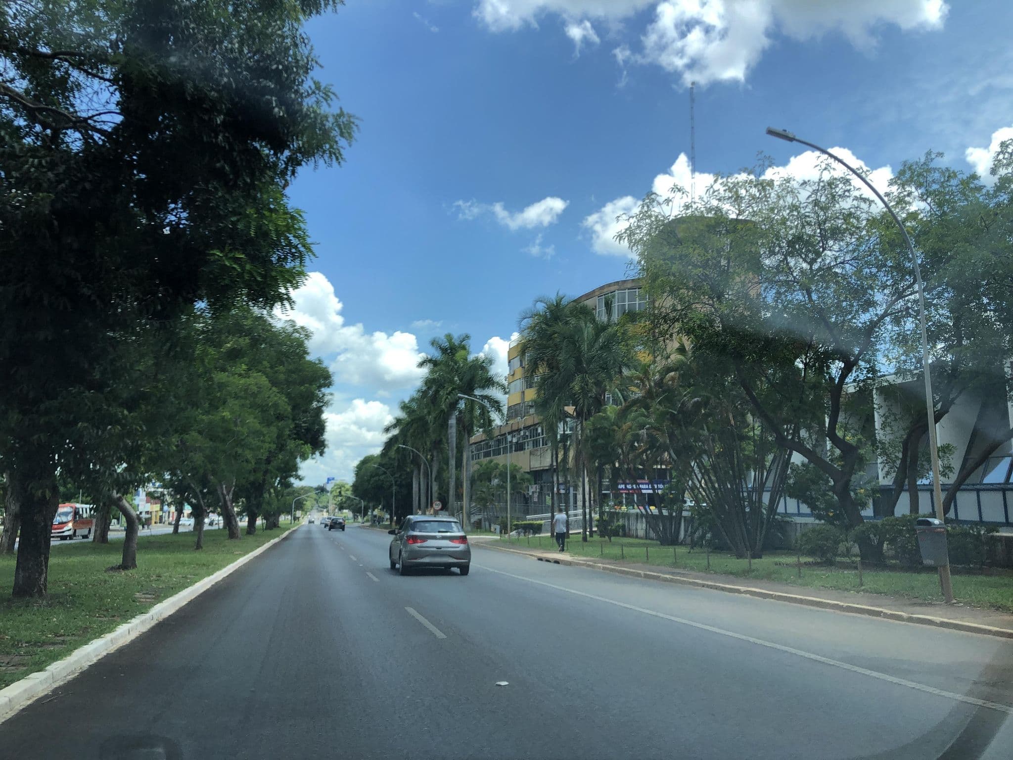 Street view near Pensão da D. Raula, Plano Piloto — © alantiagofelipe (CC BY-SA · Mapillary)