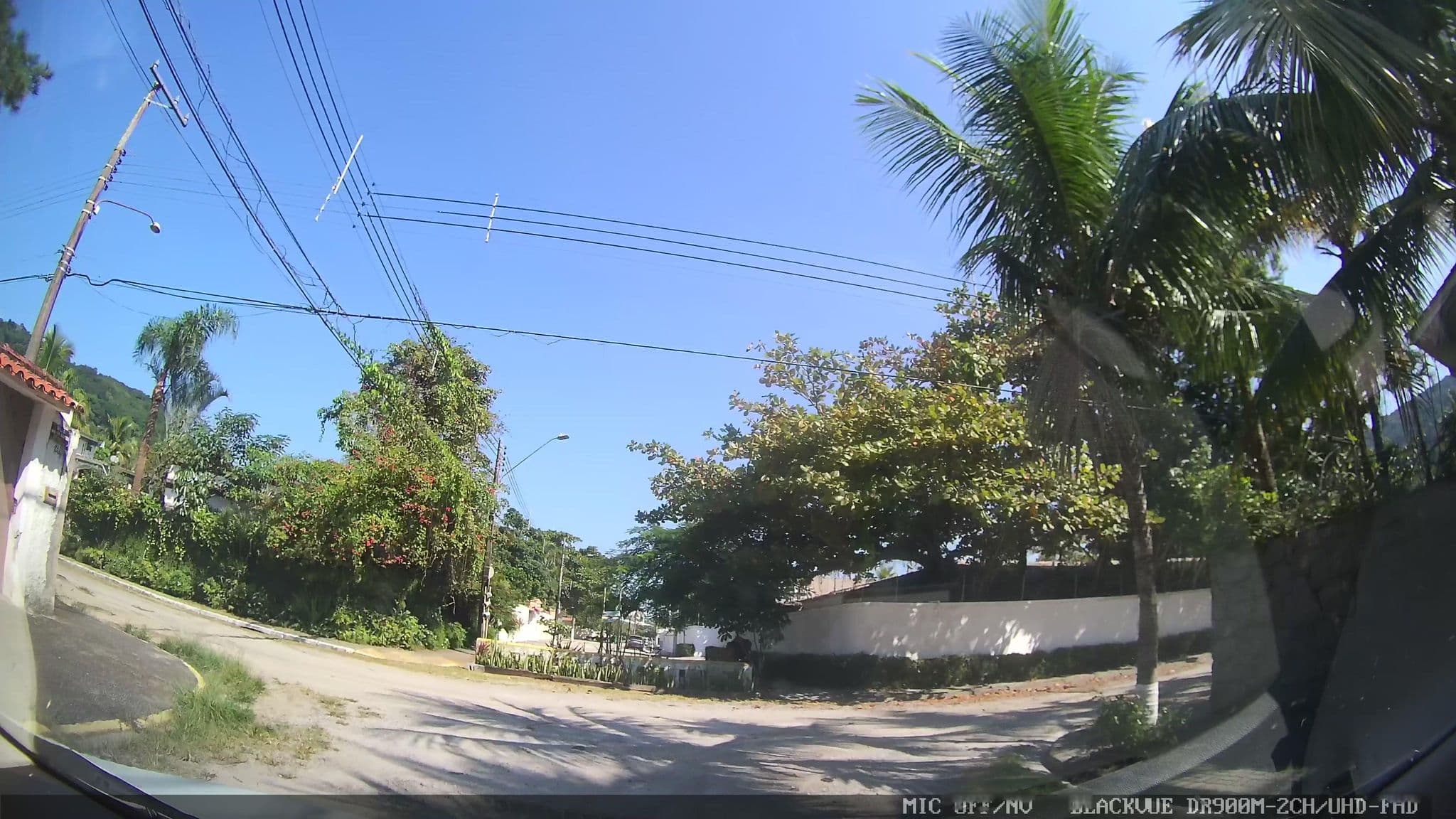 Street view near Pousada Canto Das Laranjeiras Beach Club Guaiuba, Guarujá — © marciosampaio (CC BY-SA · Mapillary)