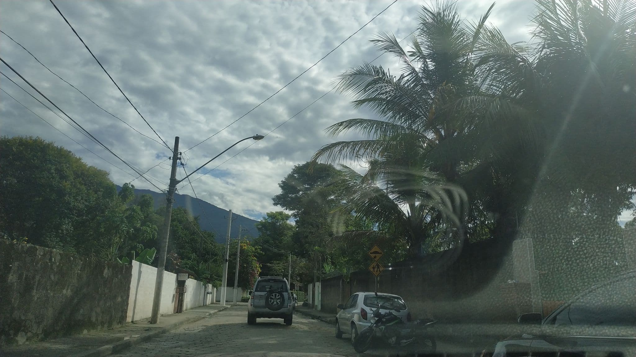 Street view near Chalés Rústicos, Ilhabela — © brunolemos (CC BY-SA · Mapillary)