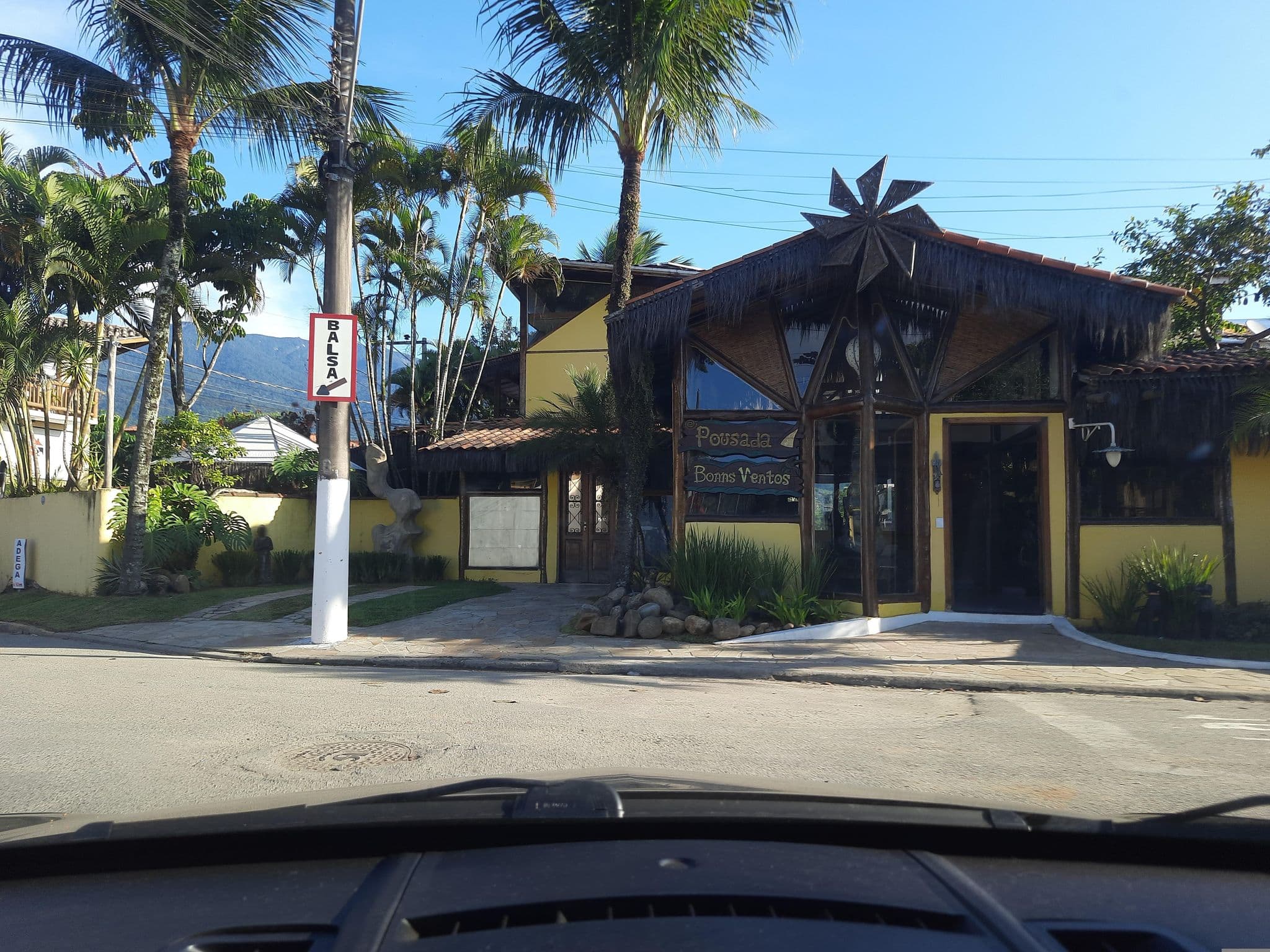 Street view near Pousada Bonns Ventos, Ilhabela — © alemenezes (CC BY-SA · Mapillary)